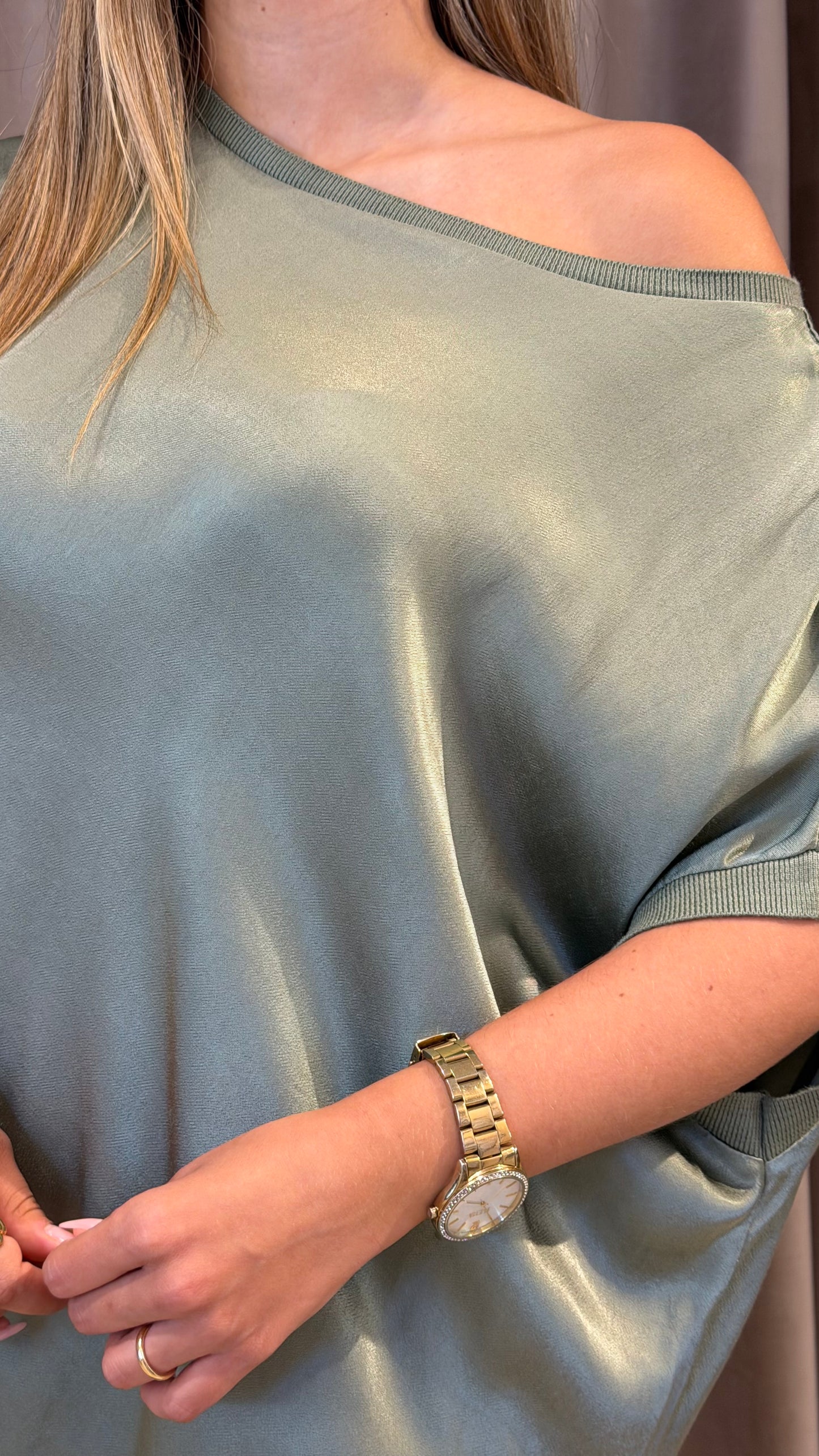 Blusa acetinada assimétrica verde-salvia