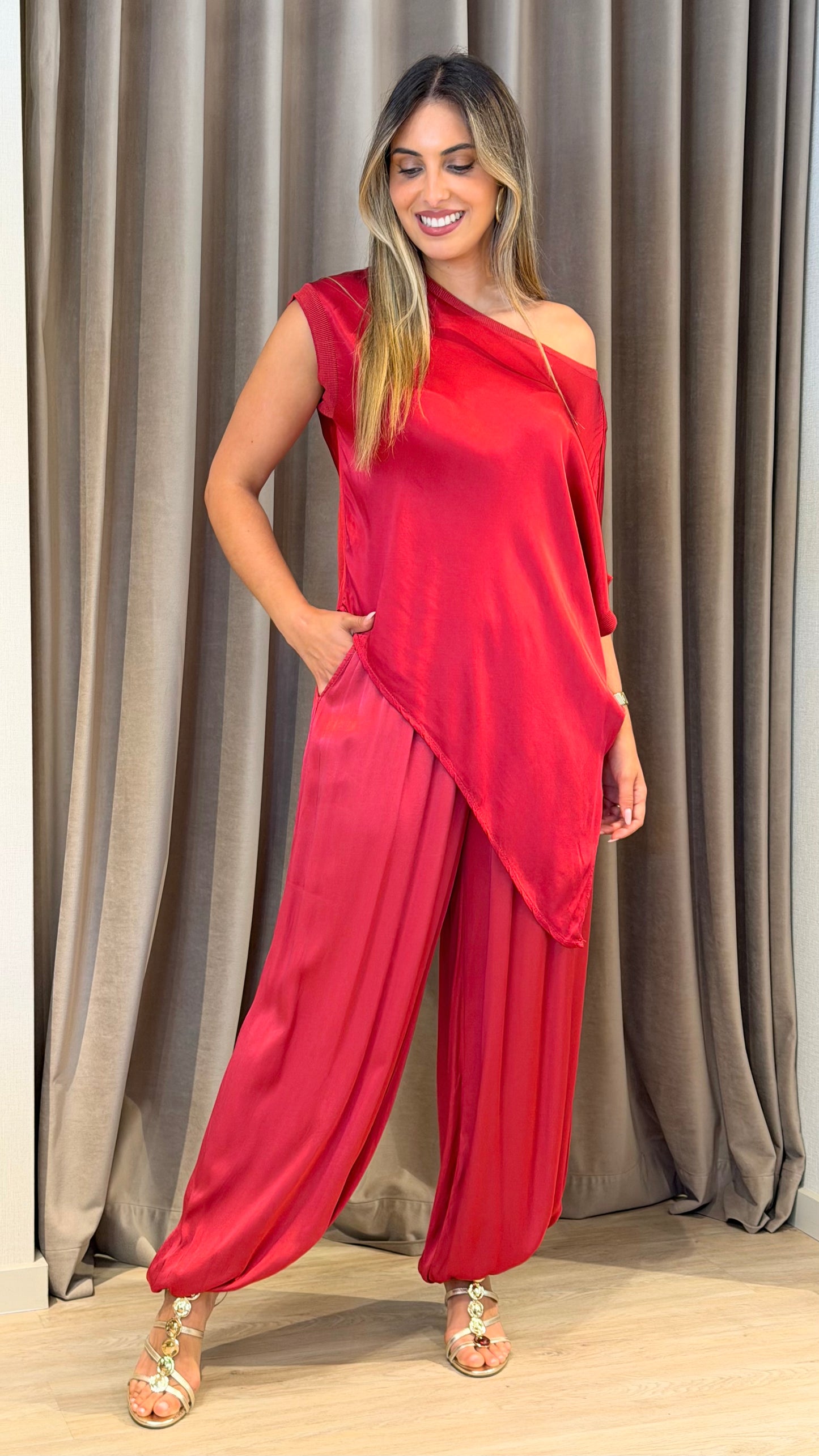 Blusa acetinada assimétrica cereja