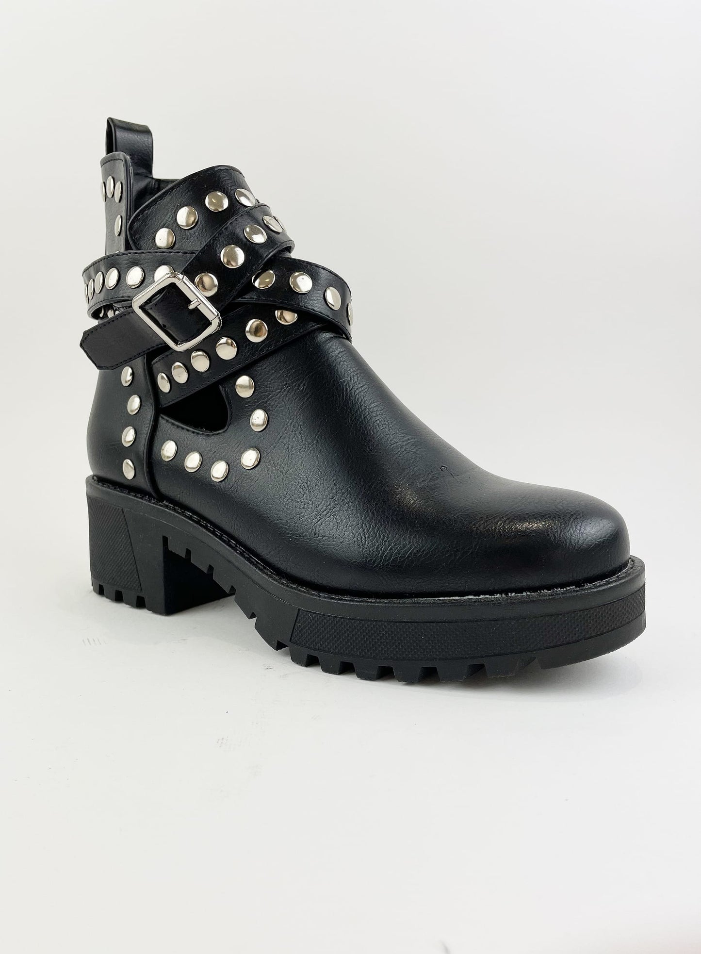 Botas pretas com tachas e sola grossa
