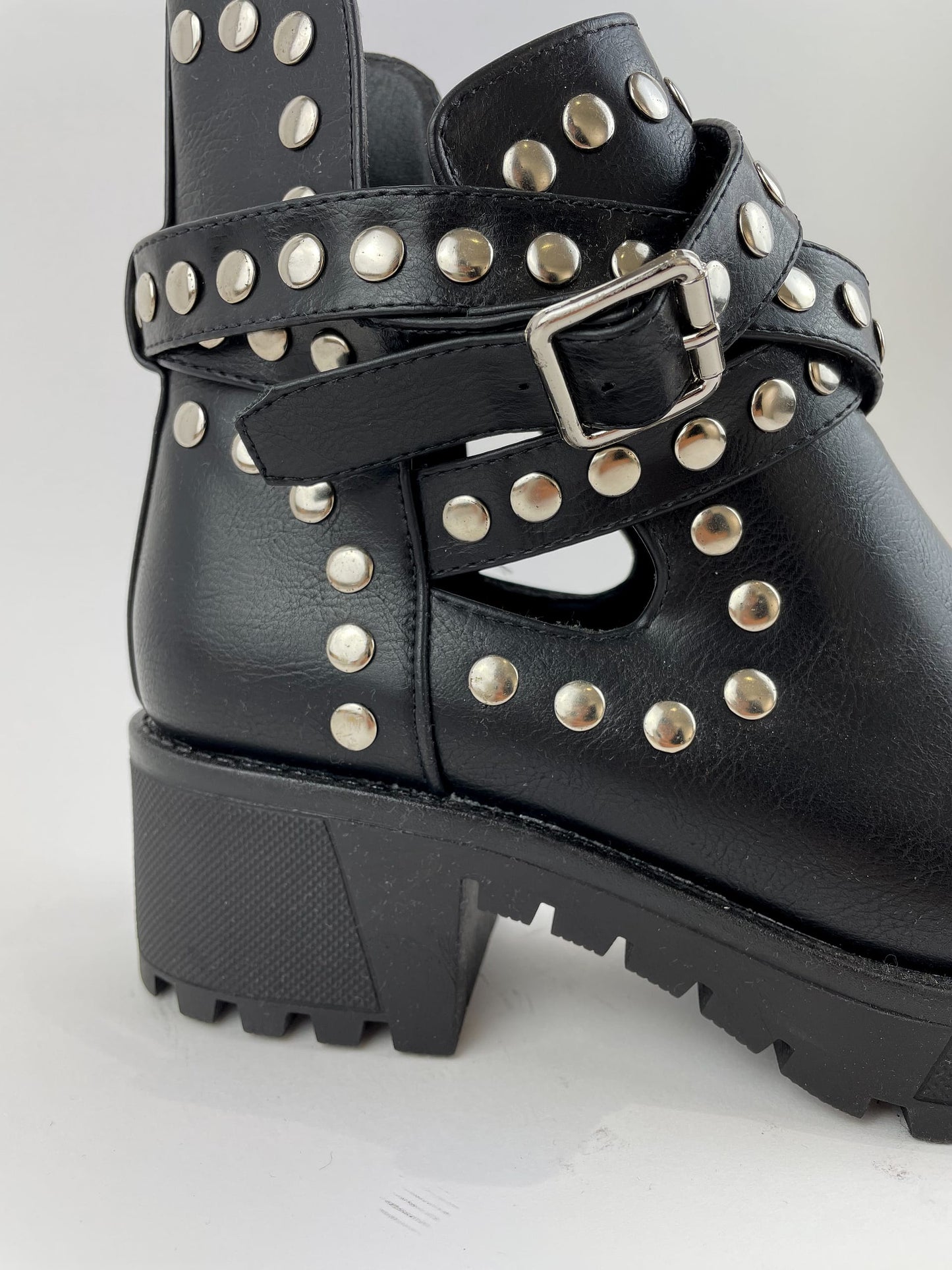 Botas pretas com tachas e sola grossa