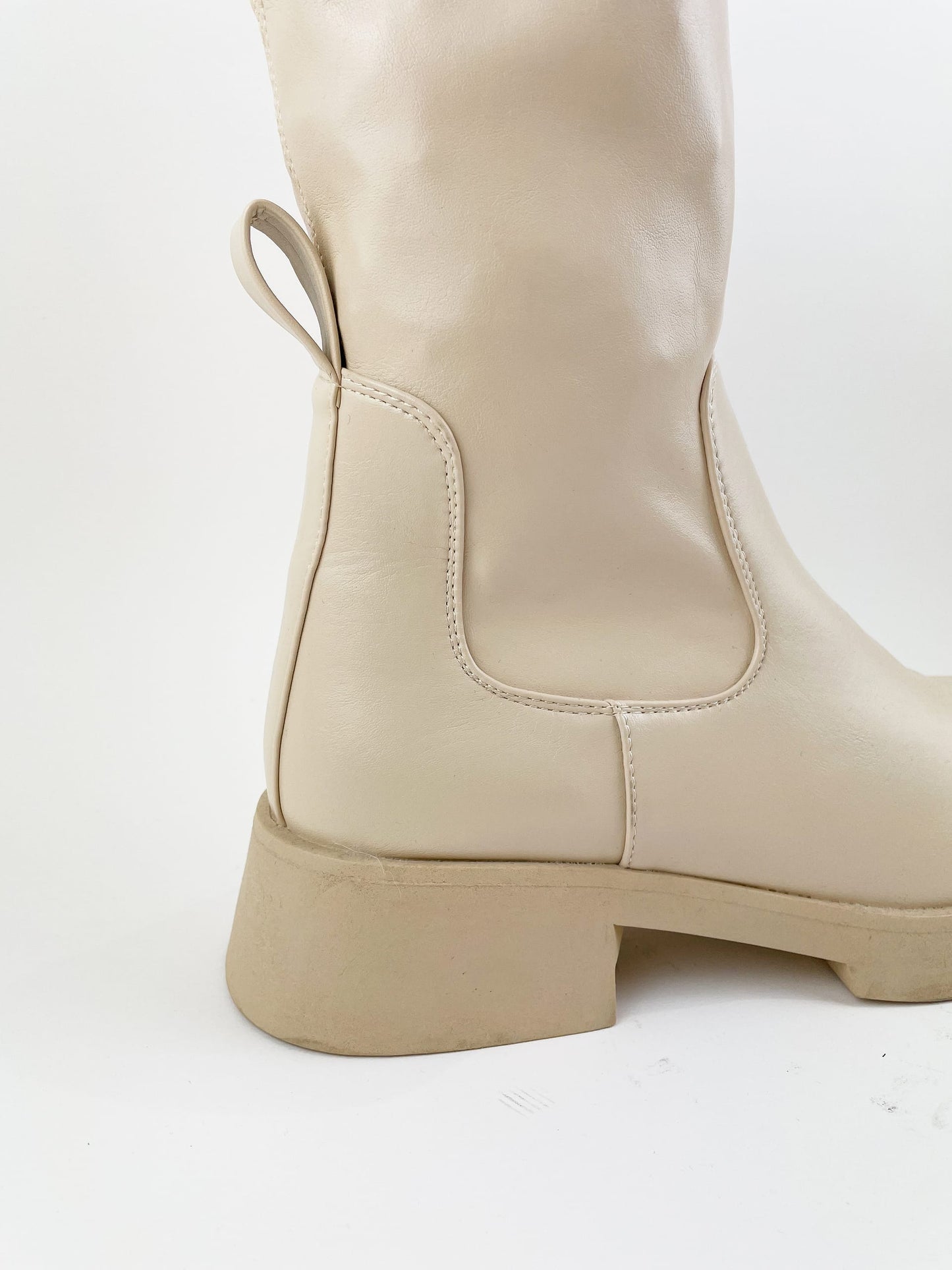 Botas em eco-pele creme