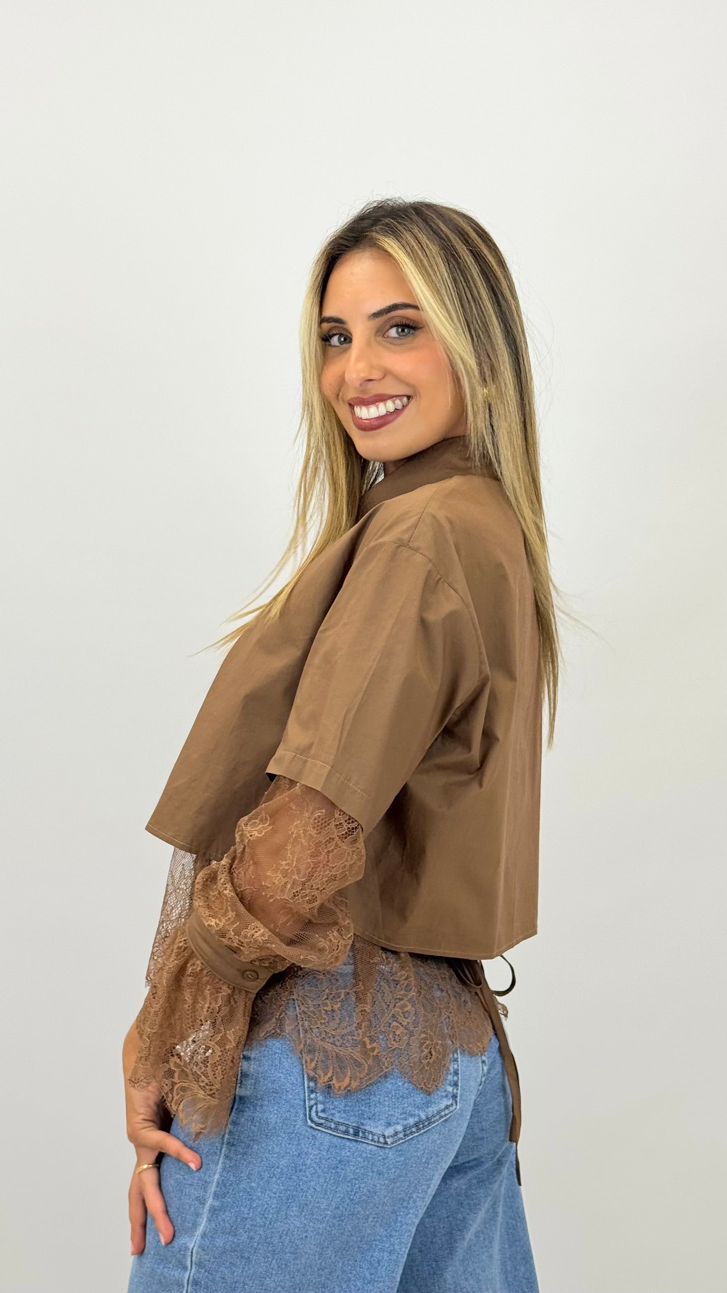 Blusa/camisa camel com renda