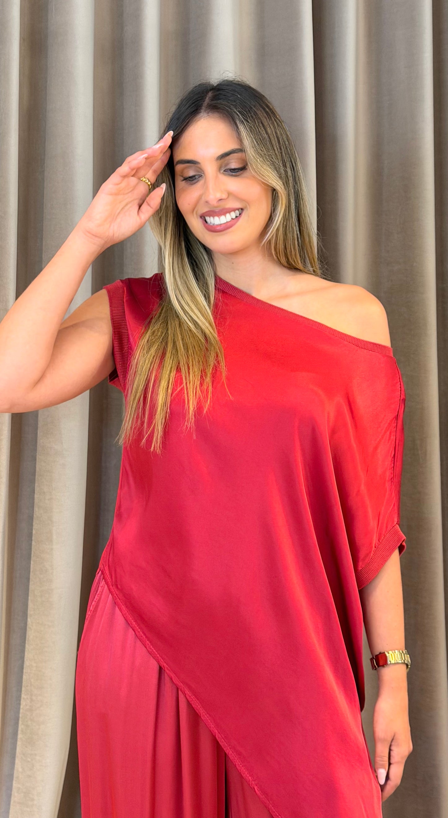 Blusa acetinada assimétrica cereja