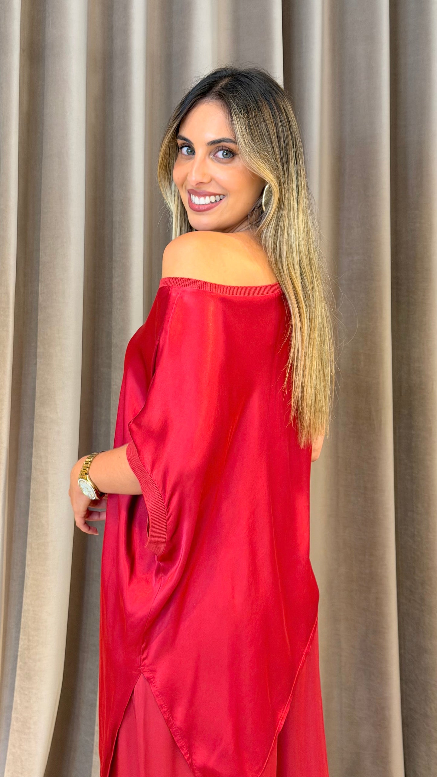 Blusa acetinada assimétrica cereja
