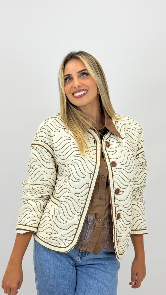 Bomber acolchoado fundo pérola com bordados camel
