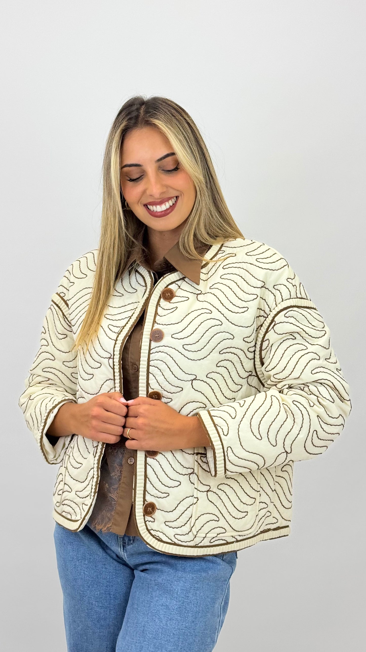 Bomber acolchoado fundo pérola com bordados camel