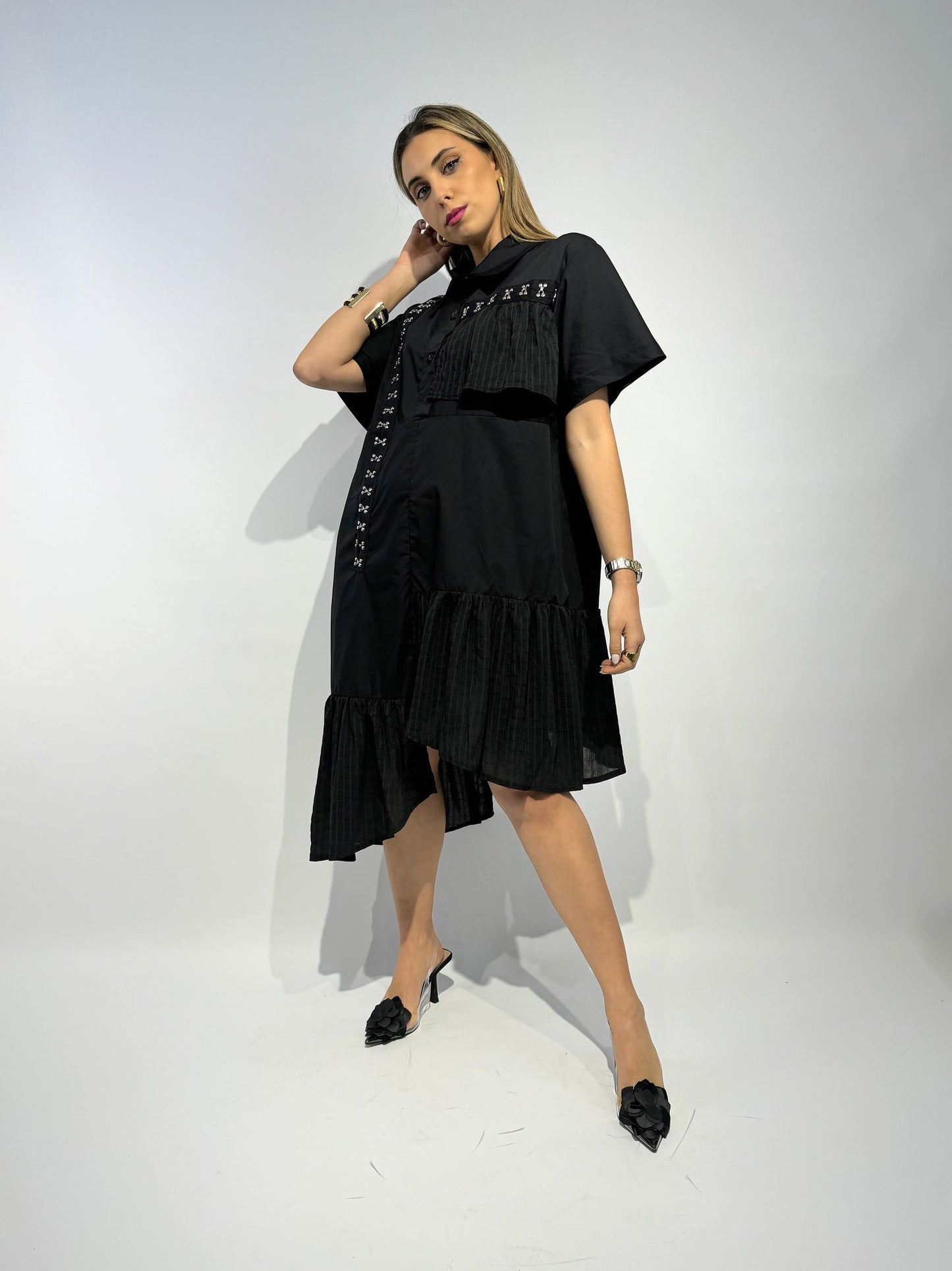 Vestido assimétrico preto com detalhes plissados