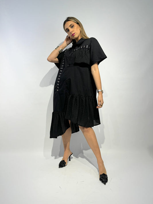 Vestido assimétrico preto com detalhes plissados