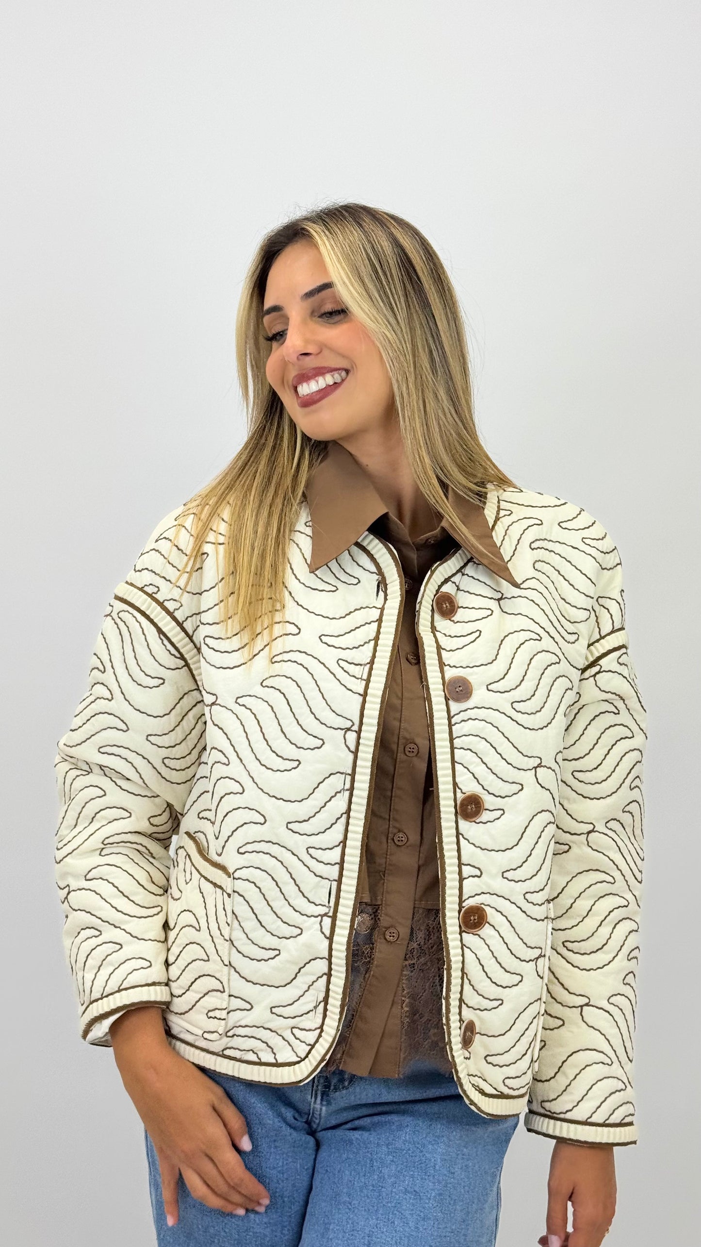 Bomber acolchoado fundo pérola com bordados camel