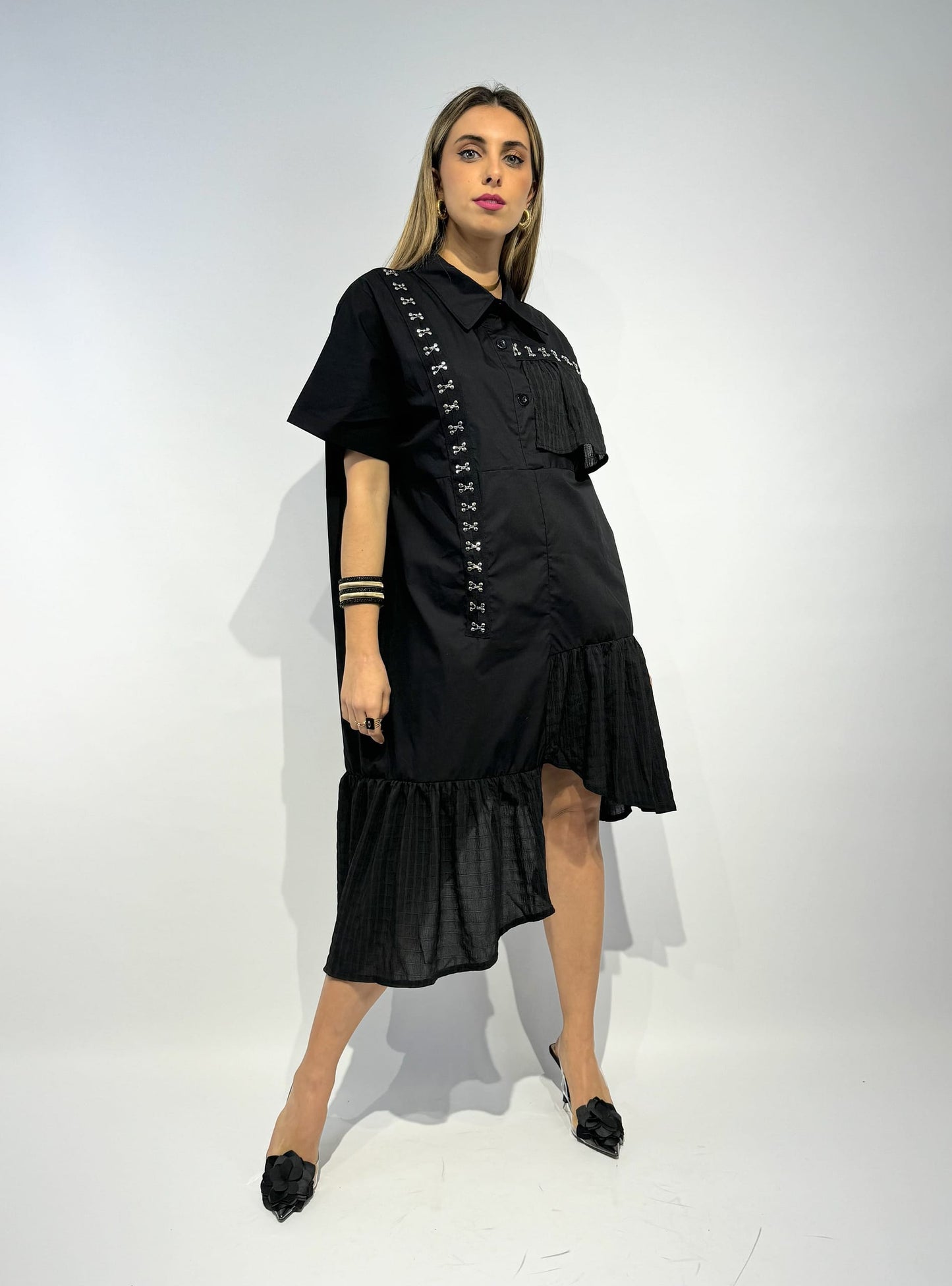 Vestido assimétrico preto com detalhes plissados