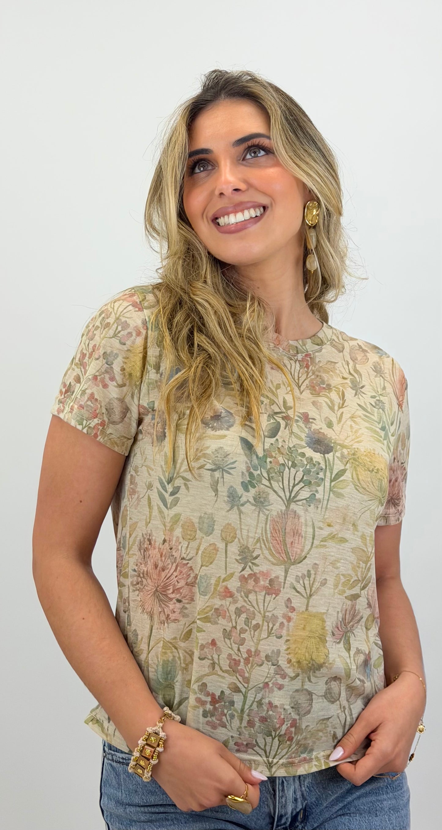 T-shirt justa bege com padrão floral