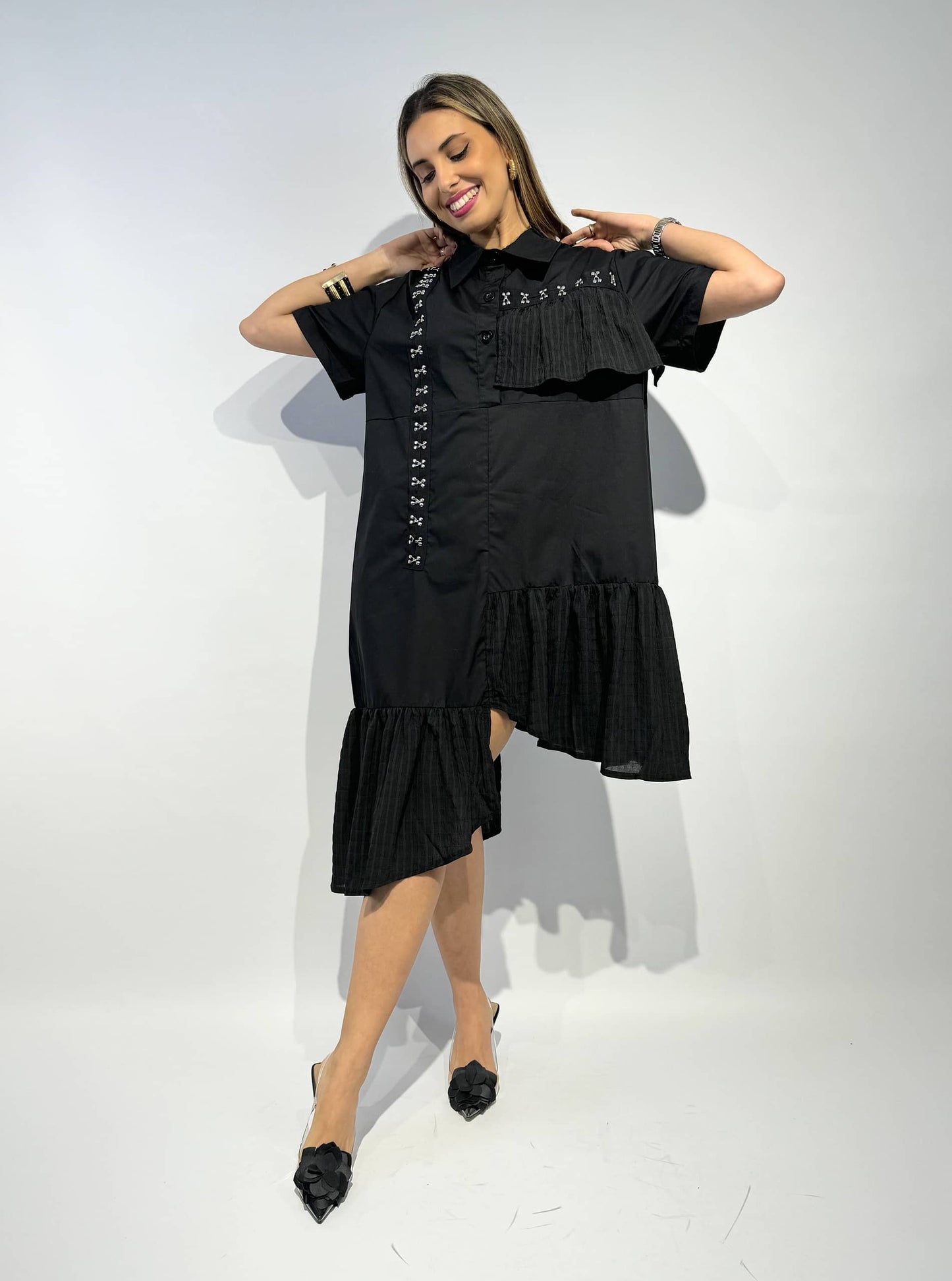Vestido assimétrico preto com detalhes plissados