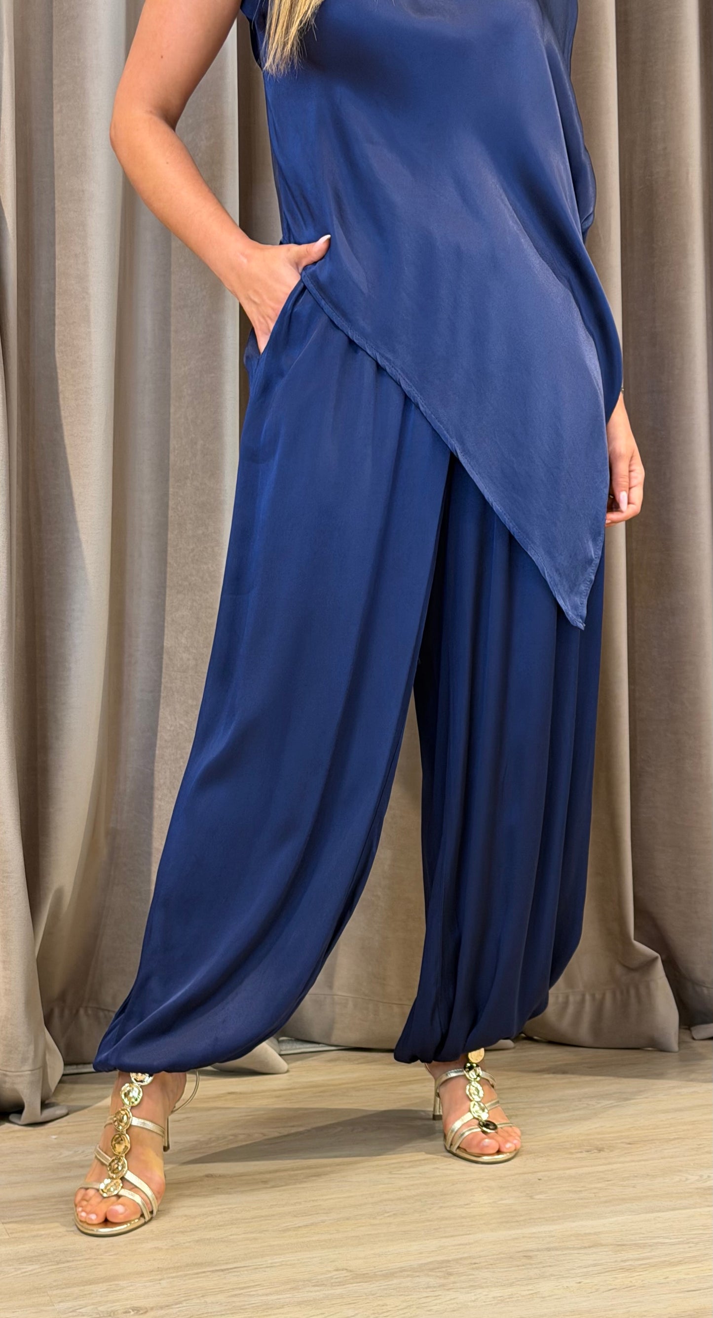Calça bombacha acetinada azul-marinho