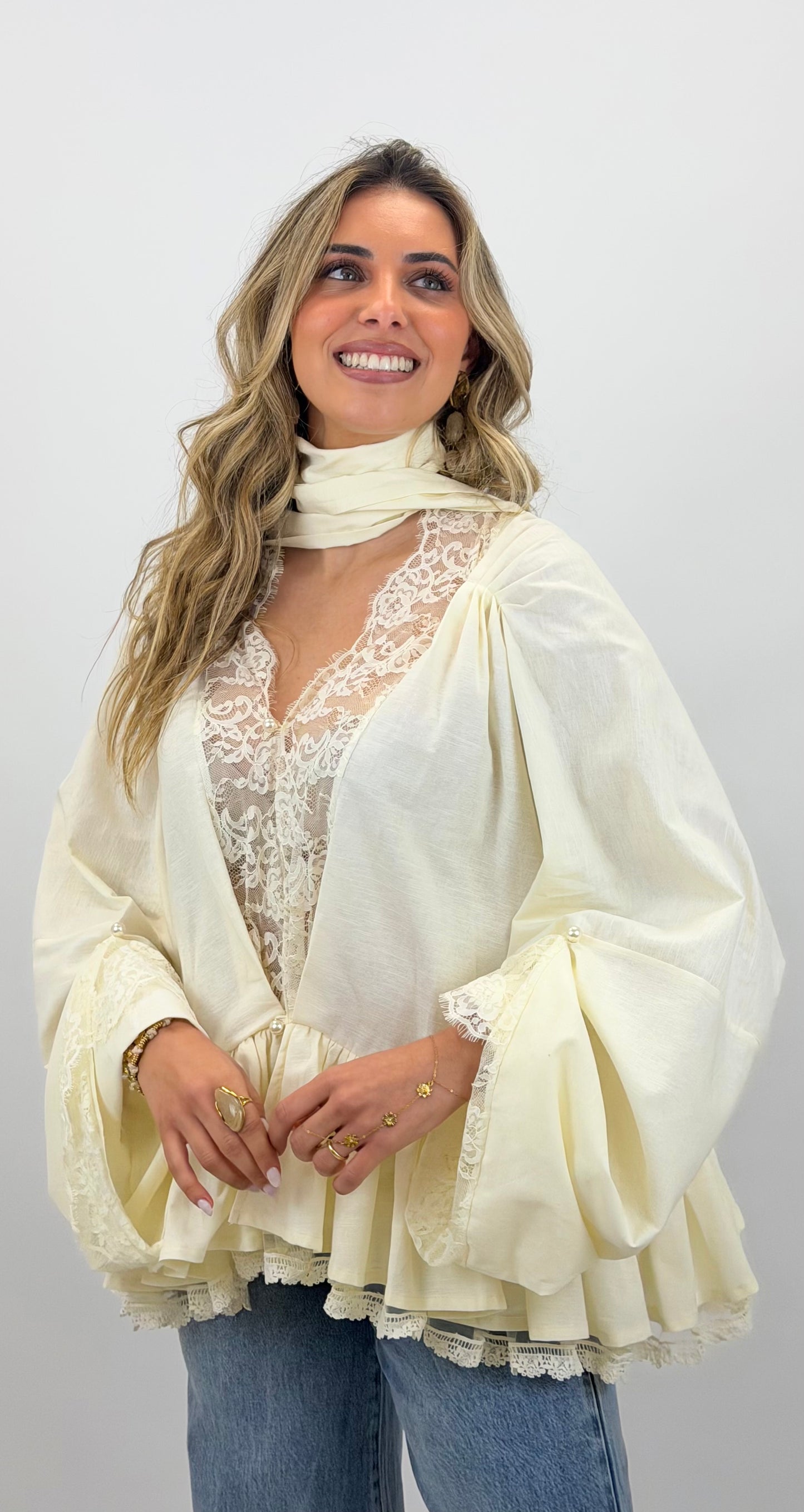 Blusa algodão creme com detalhes em renda