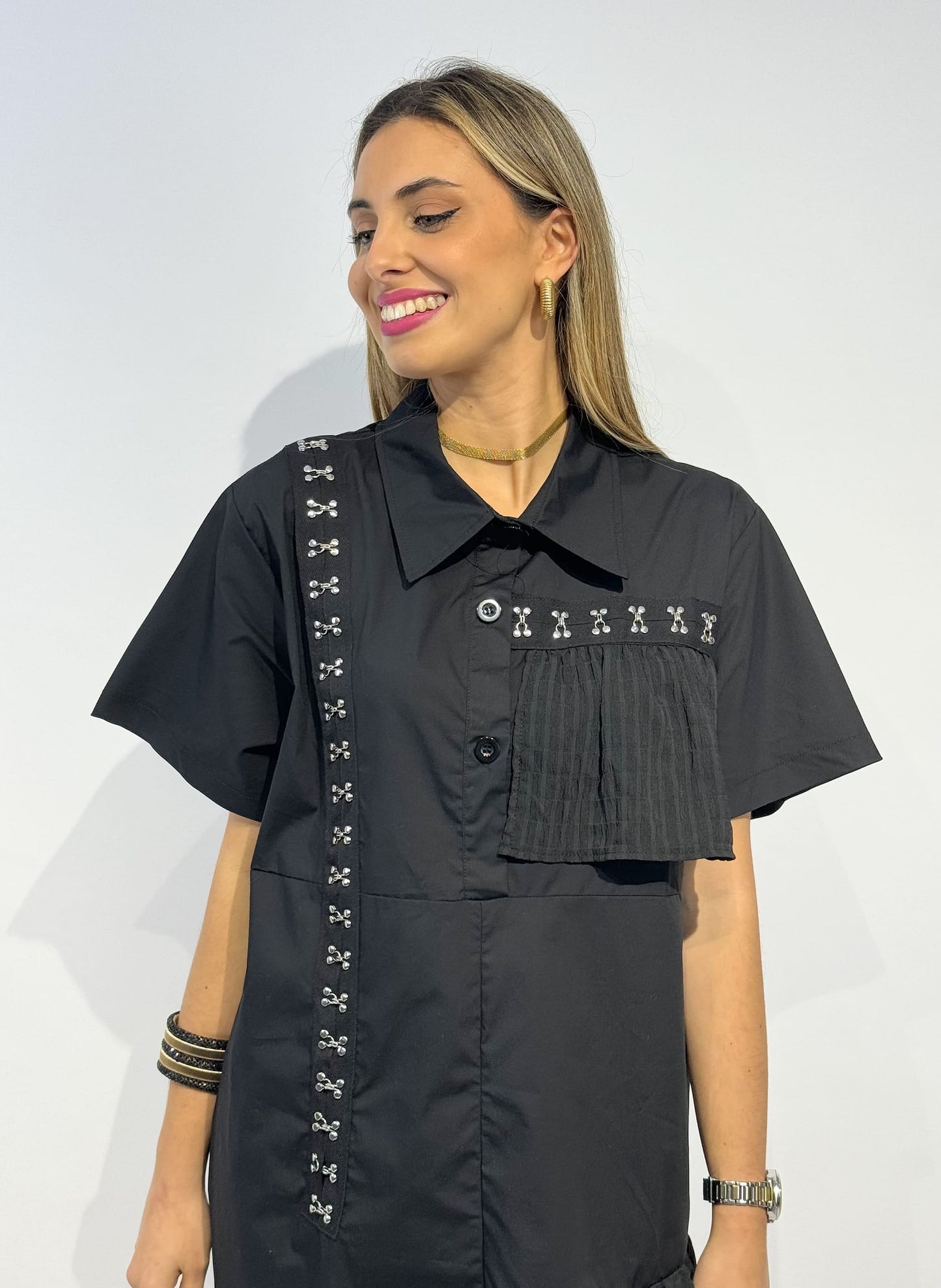 Vestido assimétrico preto com detalhes plissados