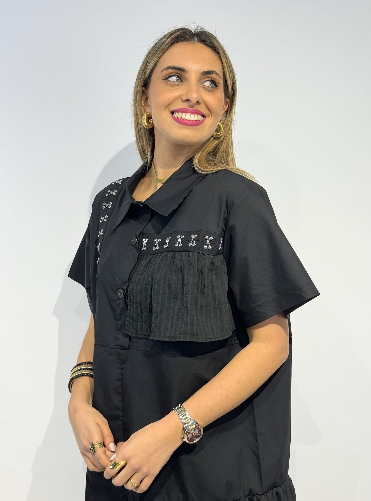 Vestido assimétrico preto com detalhes plissados