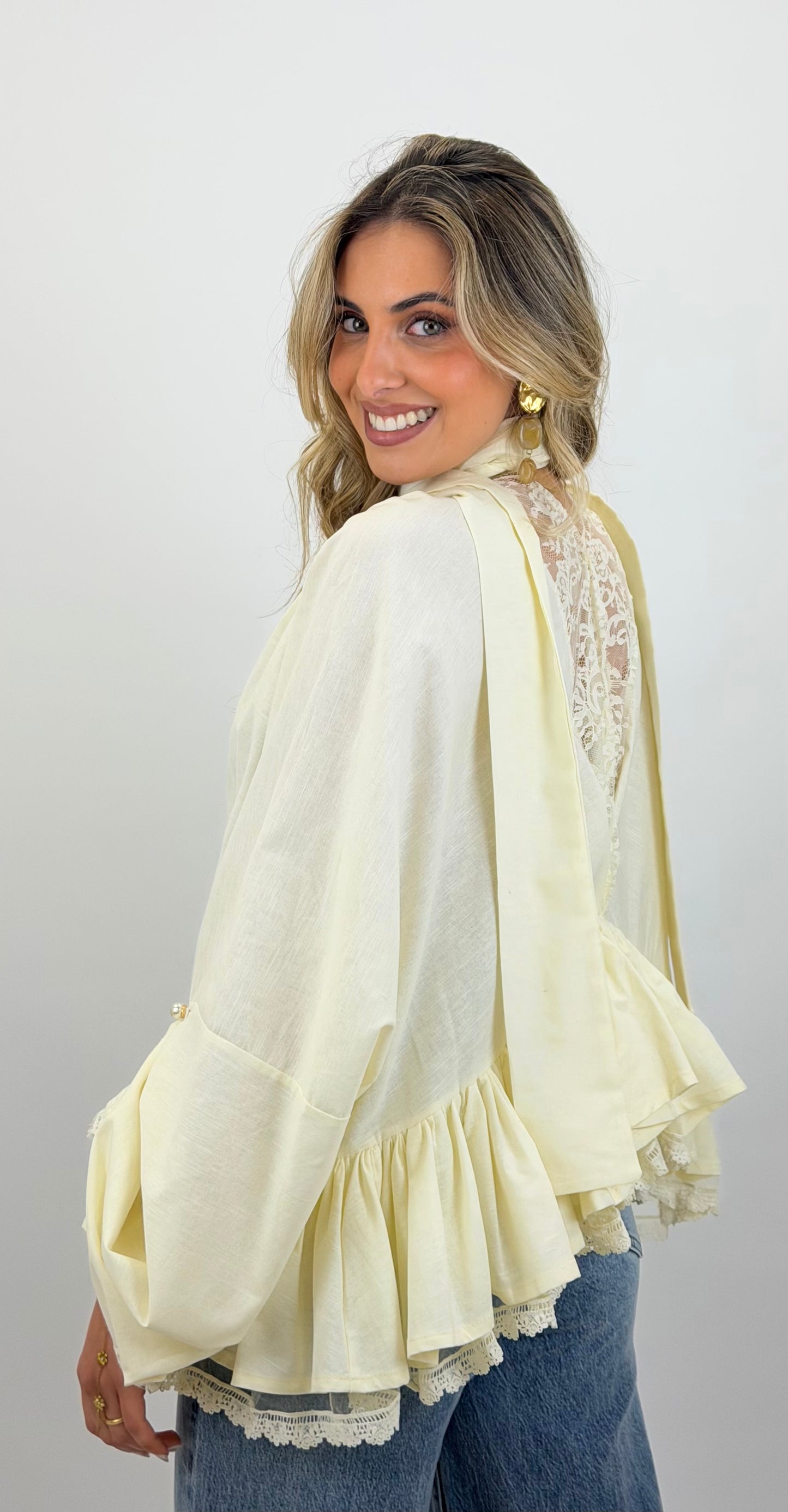 Blusa algodão creme com detalhes em renda