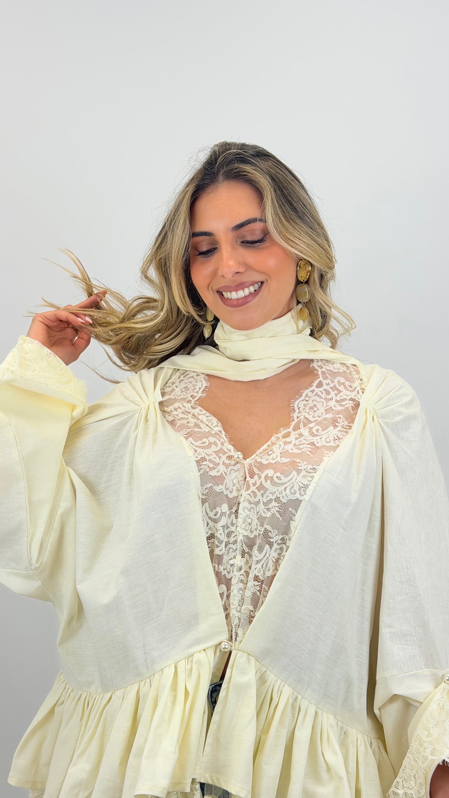 Blusa algodão creme com detalhes em renda
