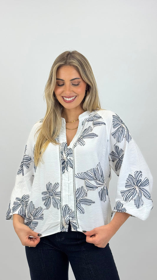 Blusa pérola bordado floral azul-marinho