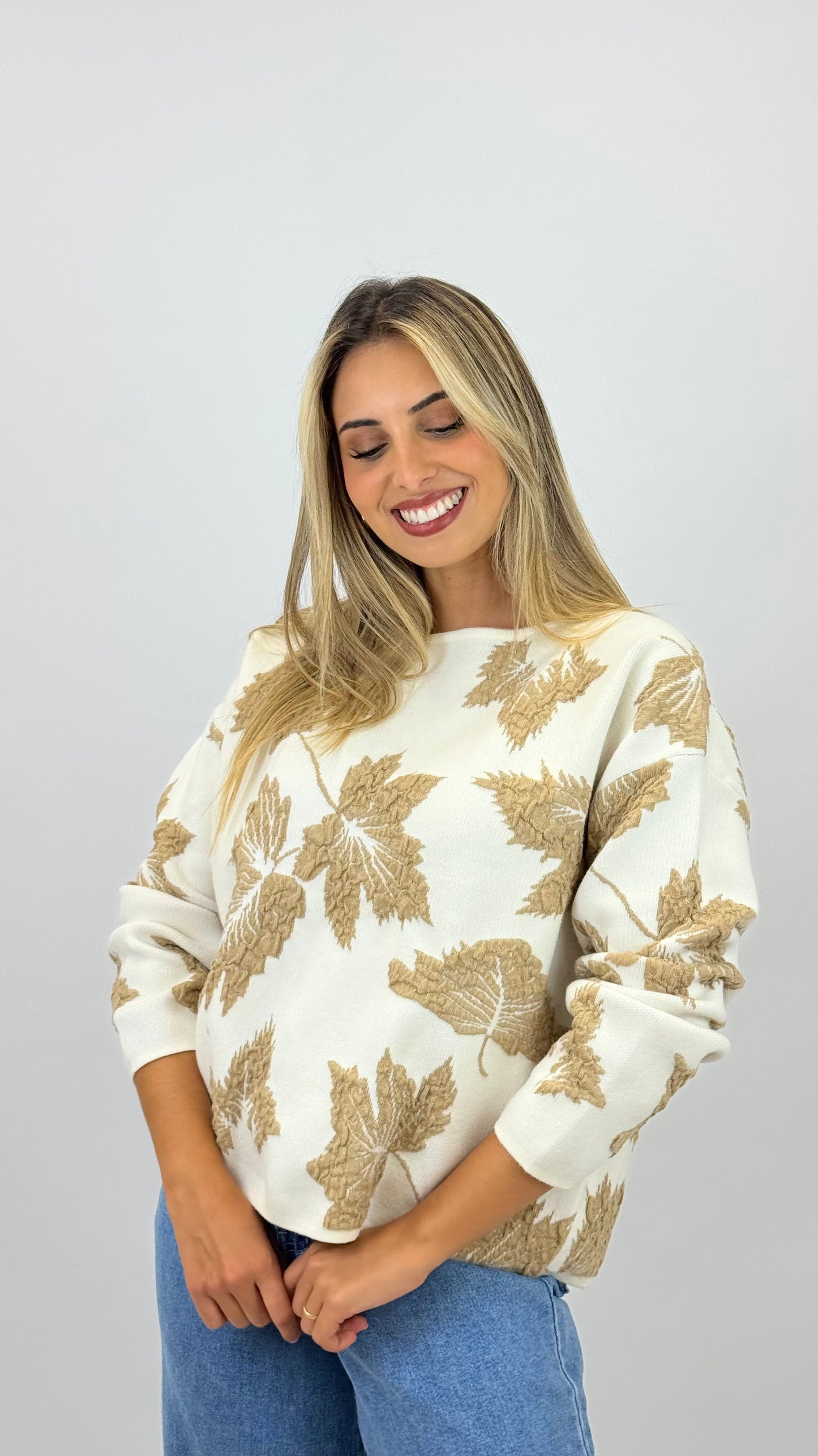 Camisola malha pérola com desenhos em relevo camel