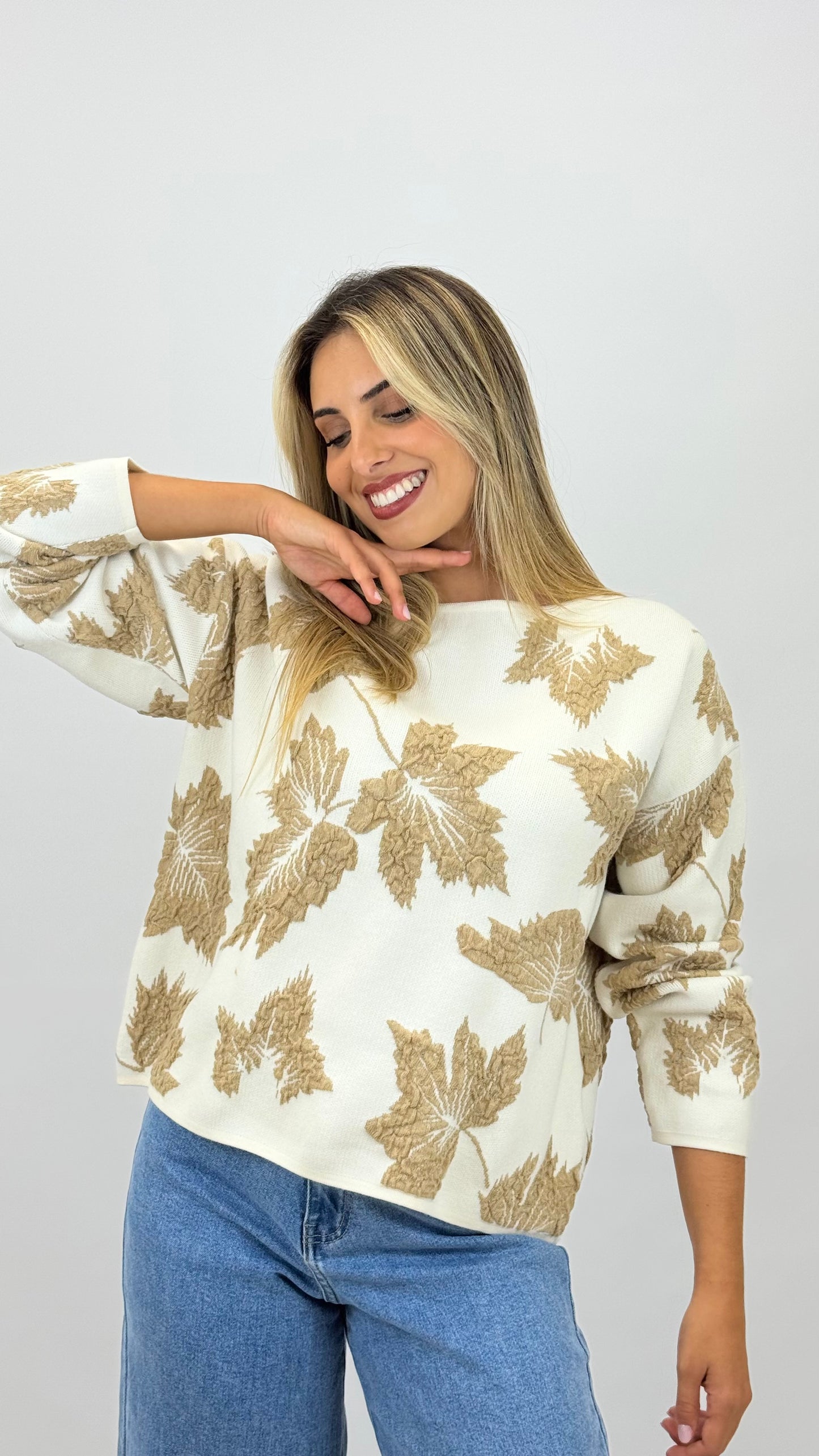 Camisola malha pérola com desenhos em relevo camel
