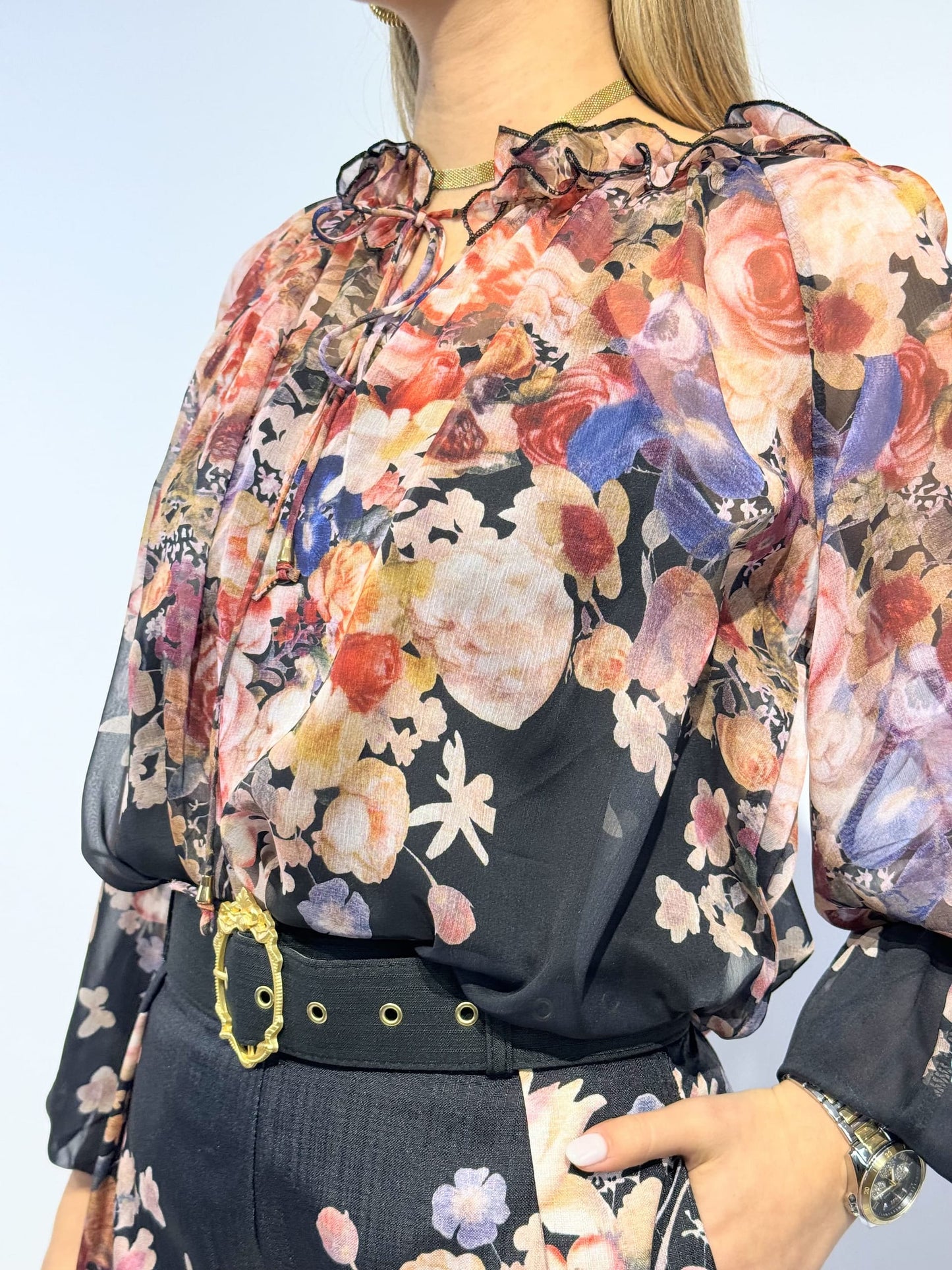 Conjunto blusa e calção floral fundo preto