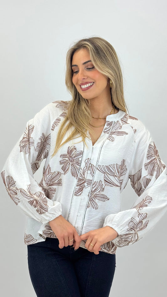 Blusa pérola bordado floral camel
