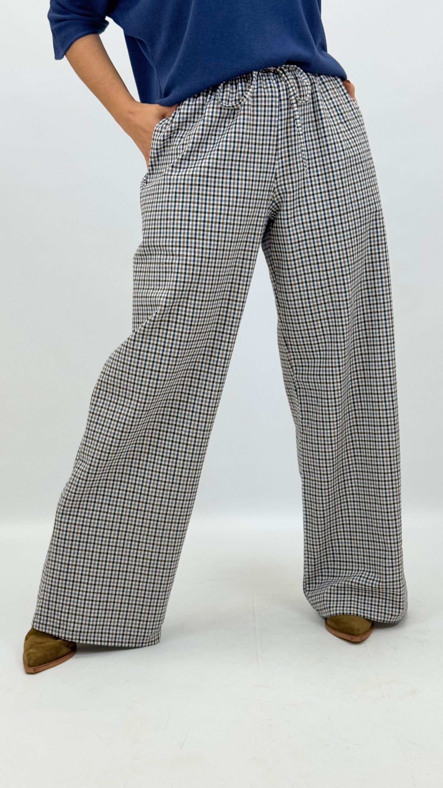 Calça em tecido larga padrão vichy azul e camel