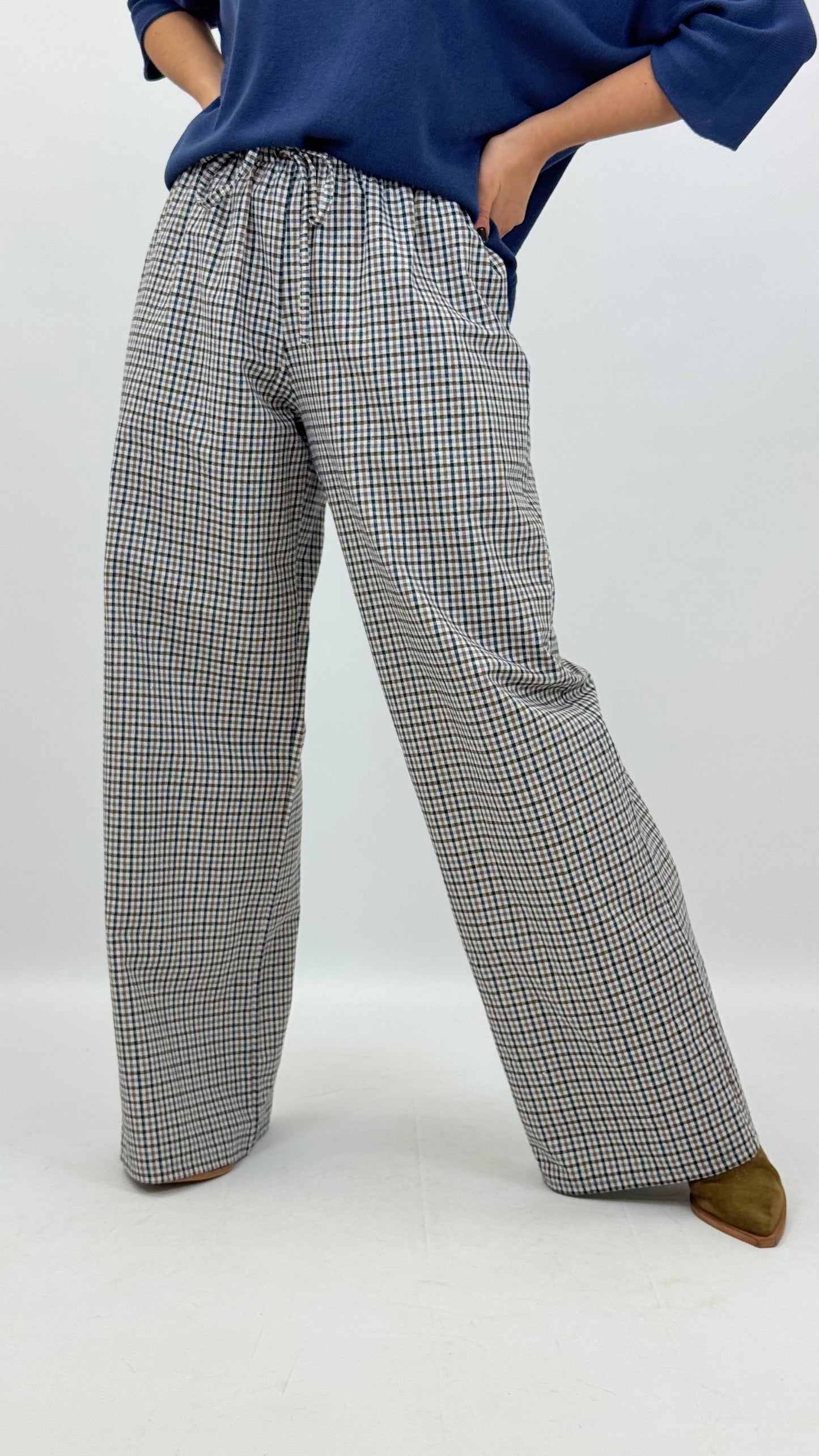 Calça em tecido larga padrão vichy azul e camel