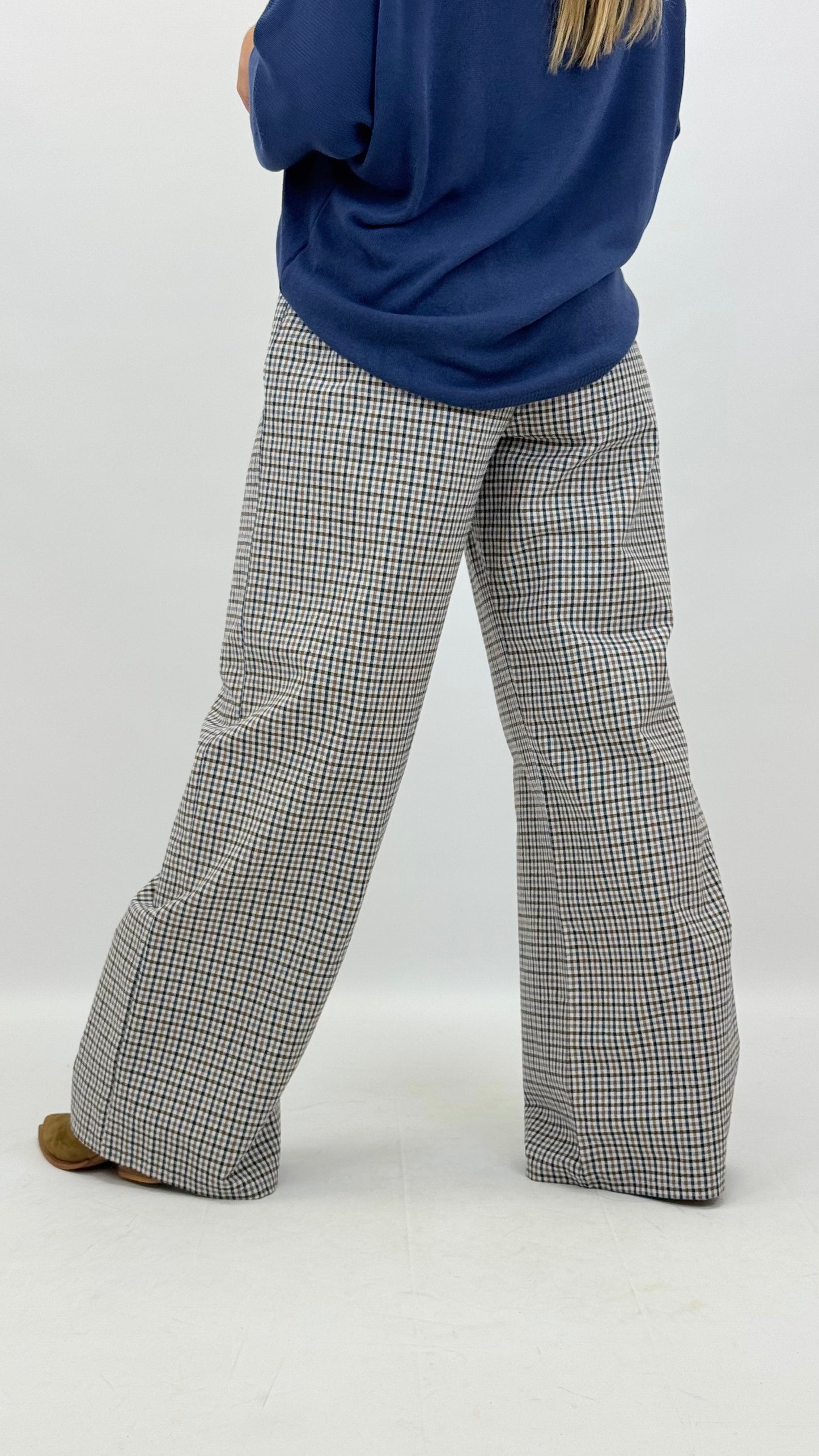 Calça em tecido larga padrão vichy azul e camel