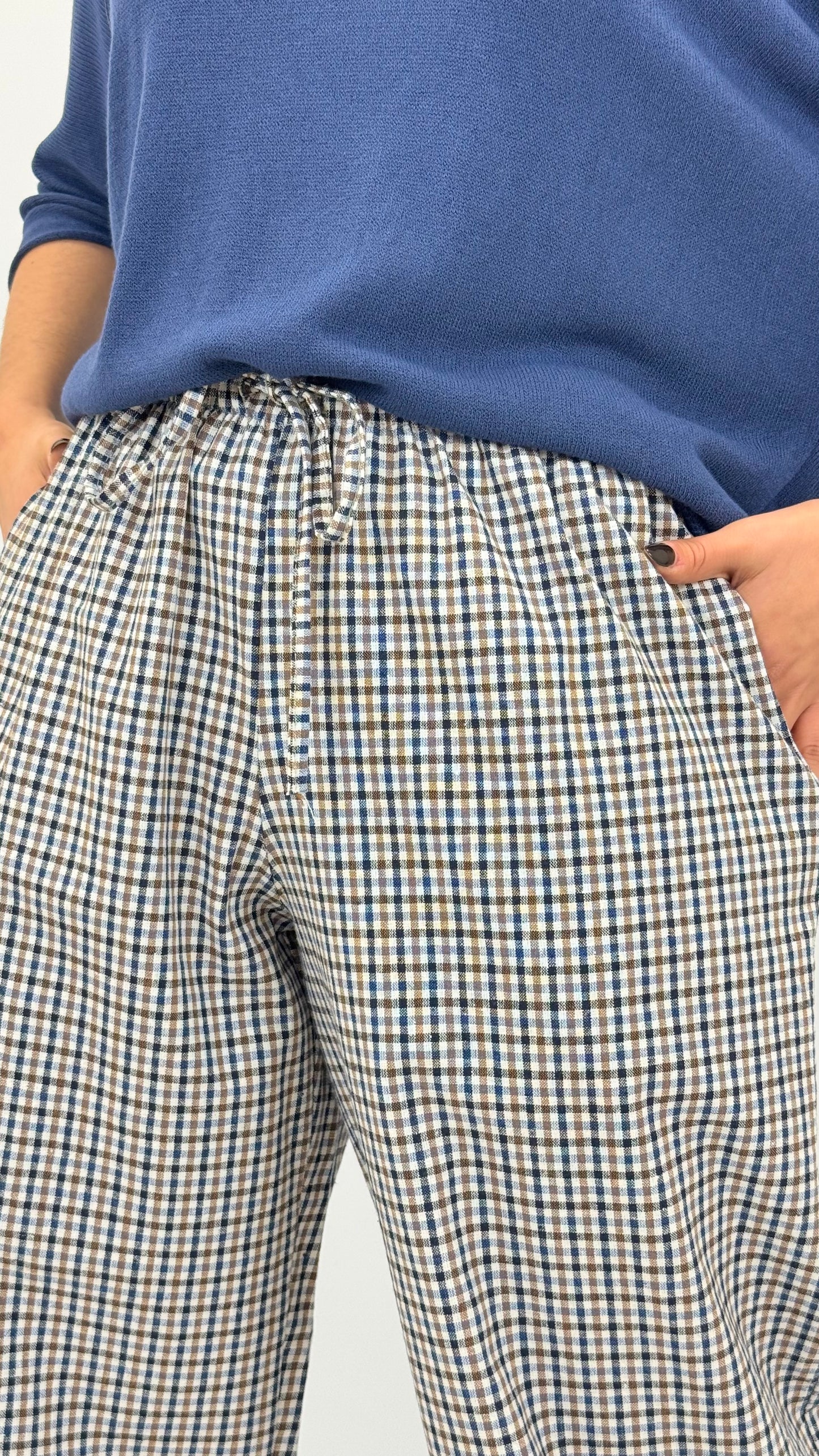 Calça em tecido larga padrão vichy azul e camel