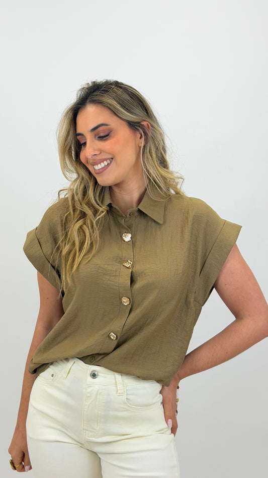 Blusa manga curta com botões assimétricos khaki