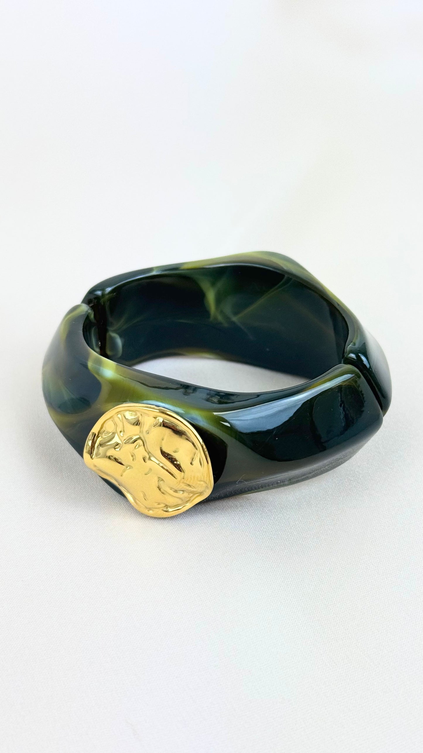 Pulseira acrílico verde com chapa dourada