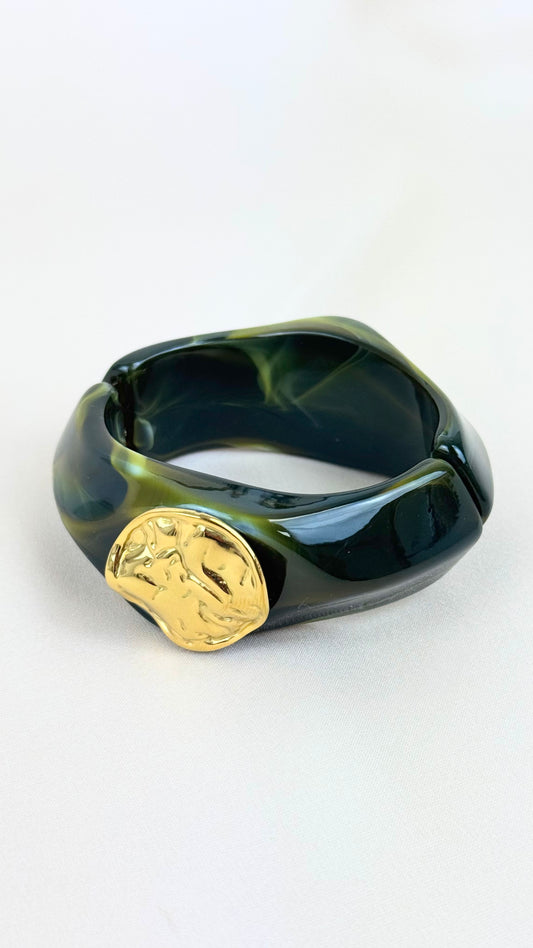 Pulseira acrílico verde com chapa dourada