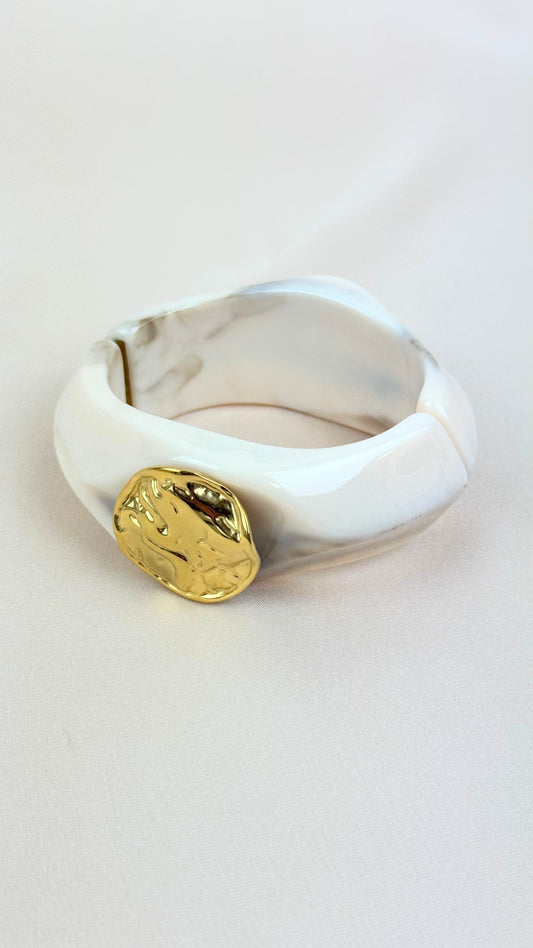 Pulseira acrílico pérola com chapa dourada