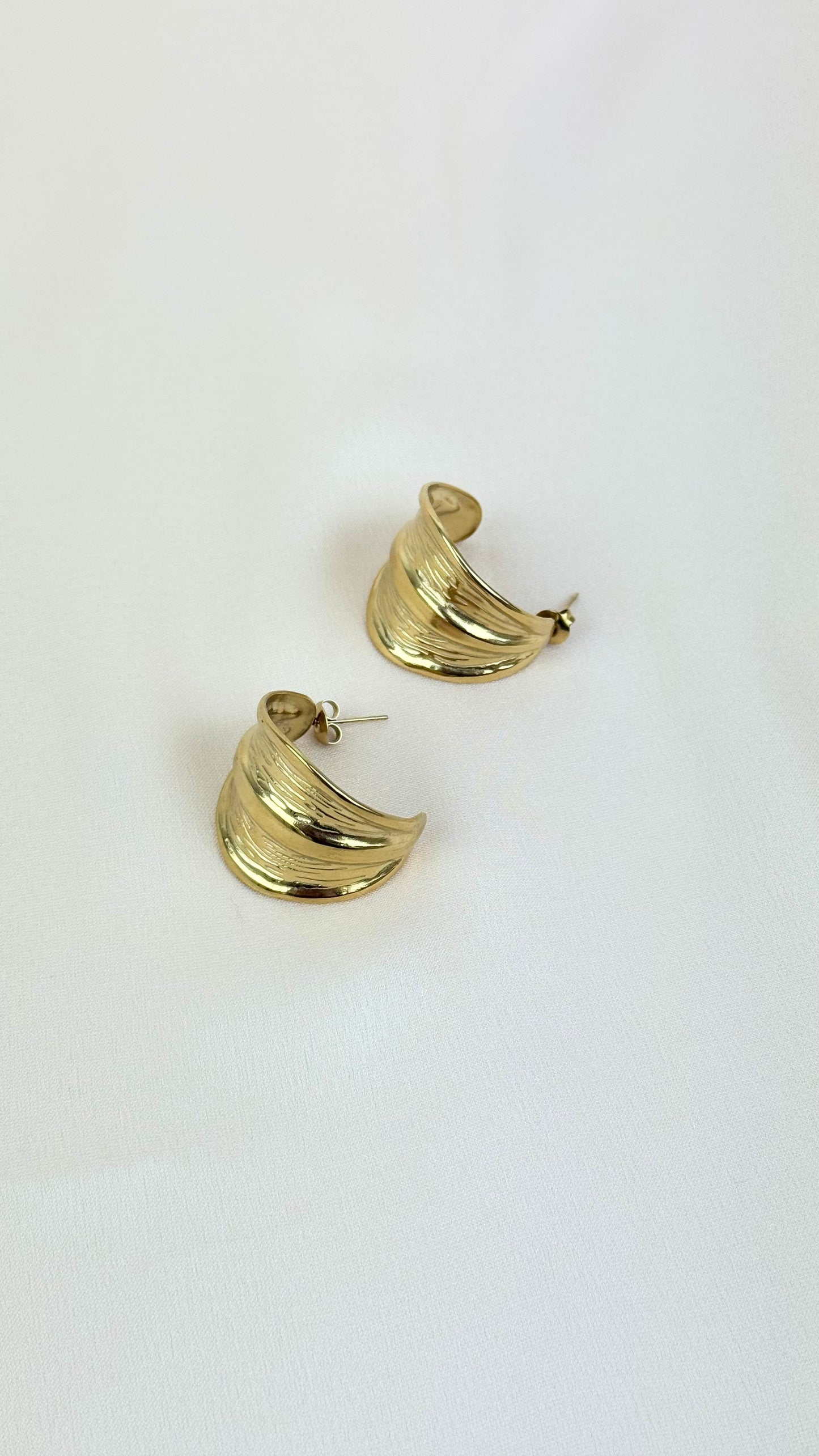 Brincos aço dourado estilo meia-argola