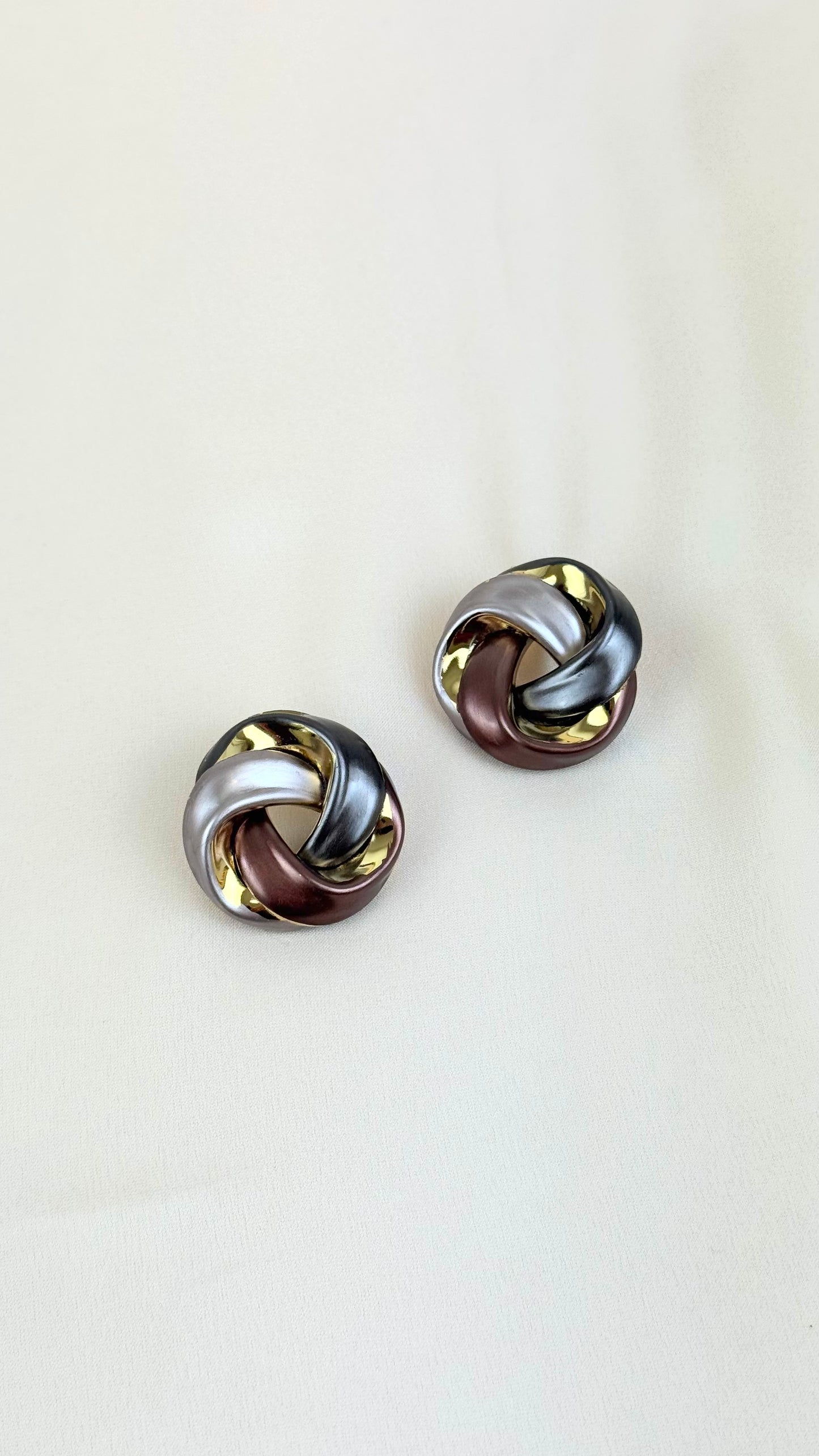 Brincos entrelaçados tons castanho e dourado