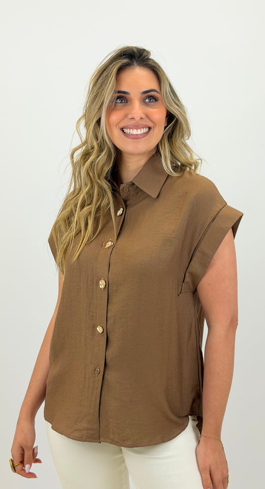 Blusa manga curta com botões assimétricos castanho
