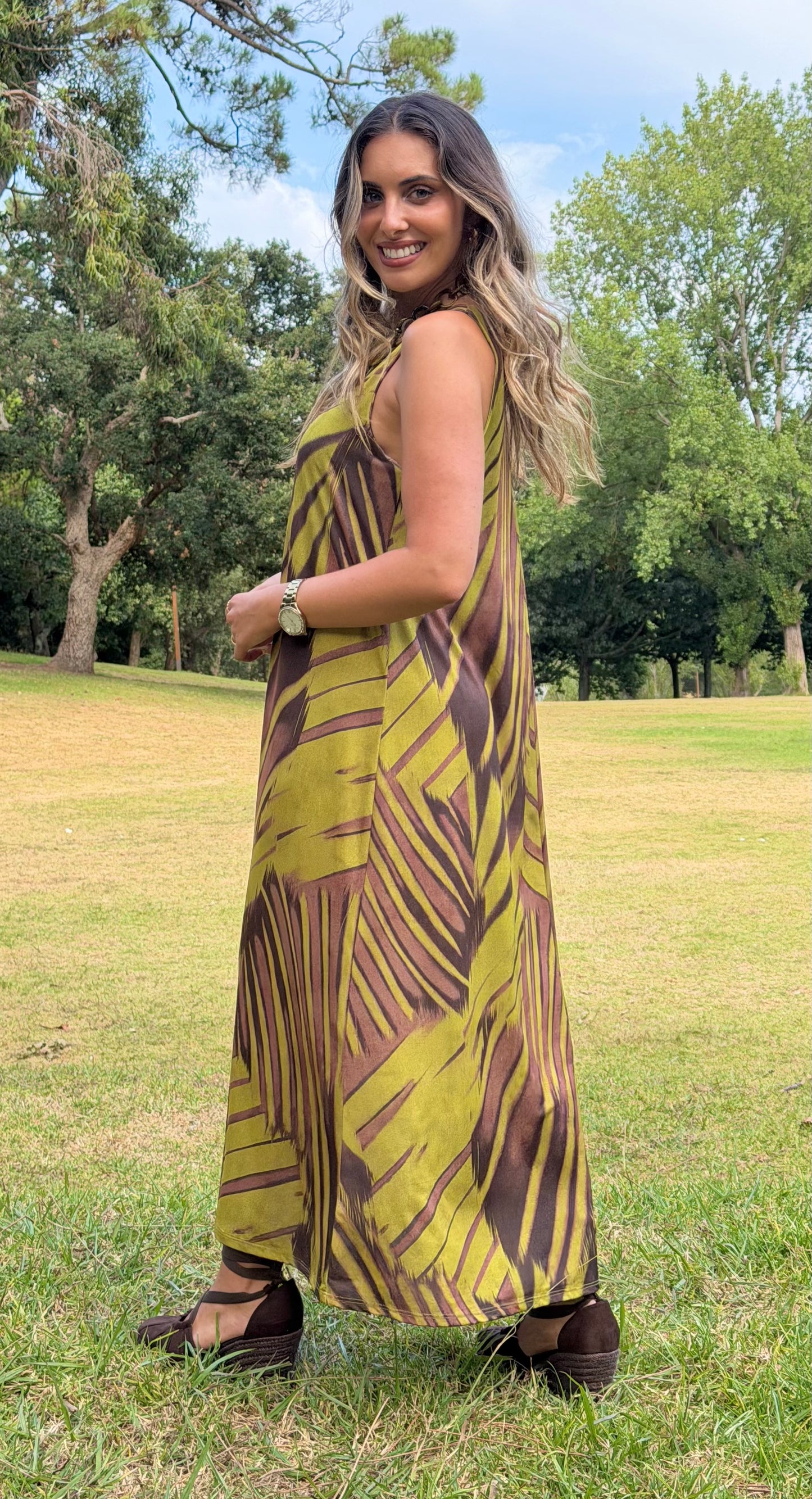 Vestido malha fria estampado tons verde e castanho