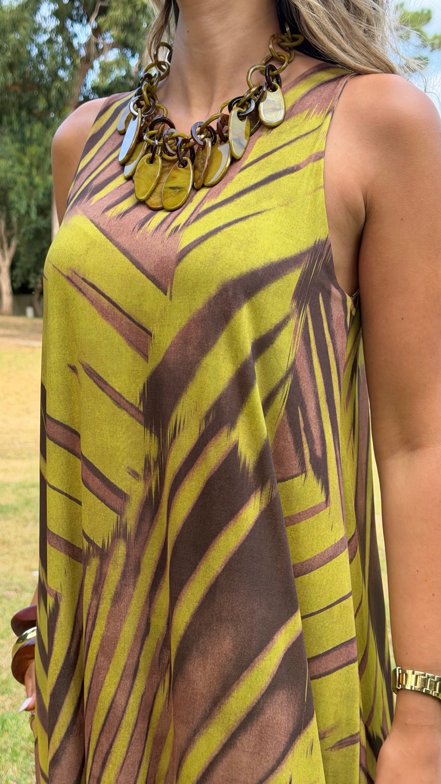 Vestido malha fria estampado tons verde e castanho