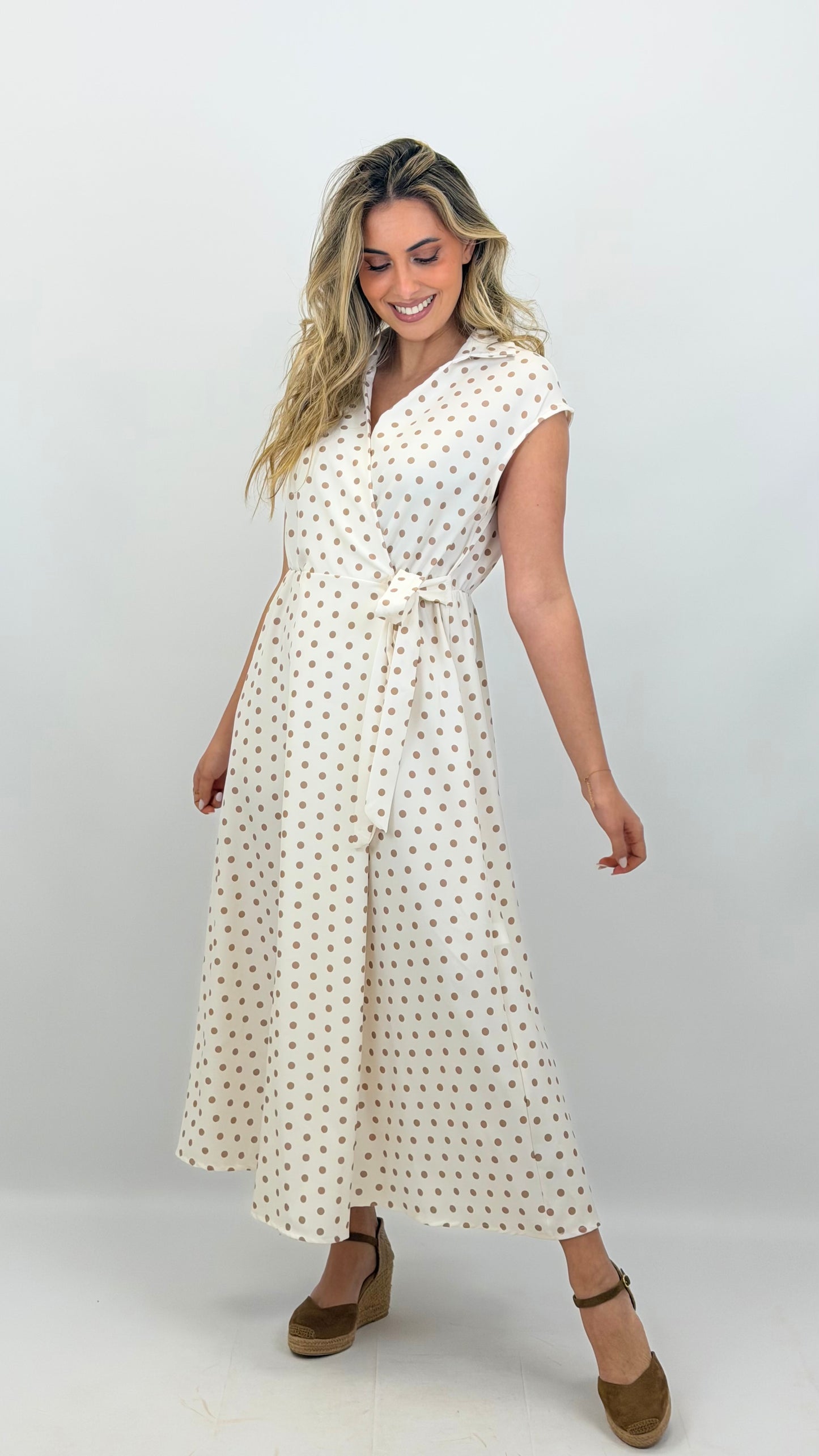 Vestido midi creme com pintinhas camel