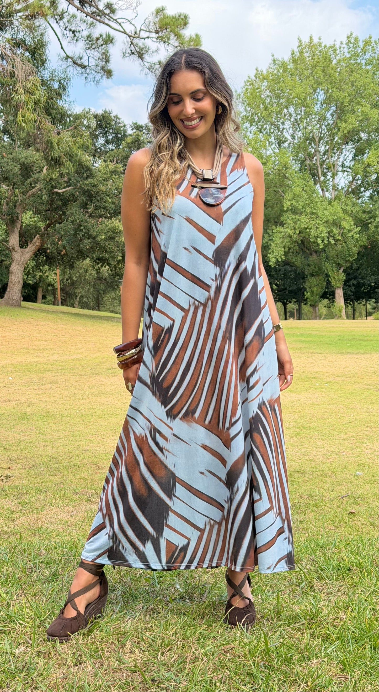 Vestido malha fria estampado tons azul e castanho
