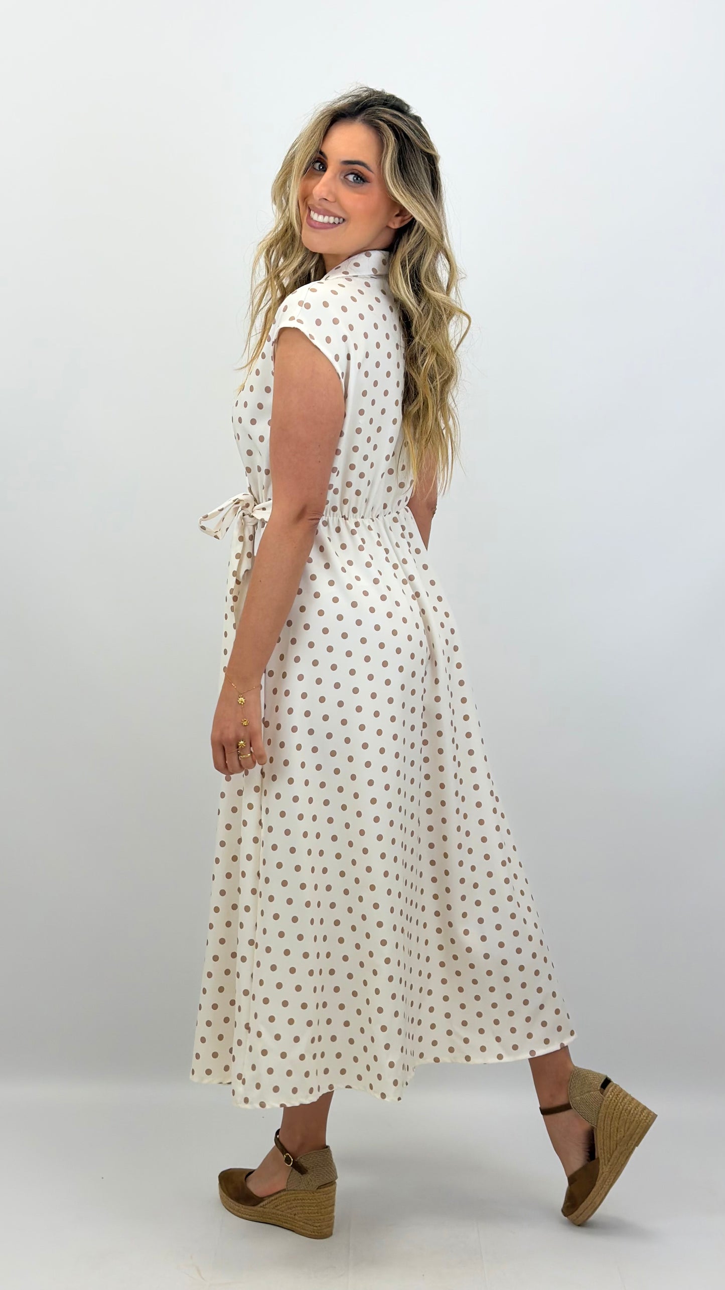 Vestido midi creme com pintinhas camel