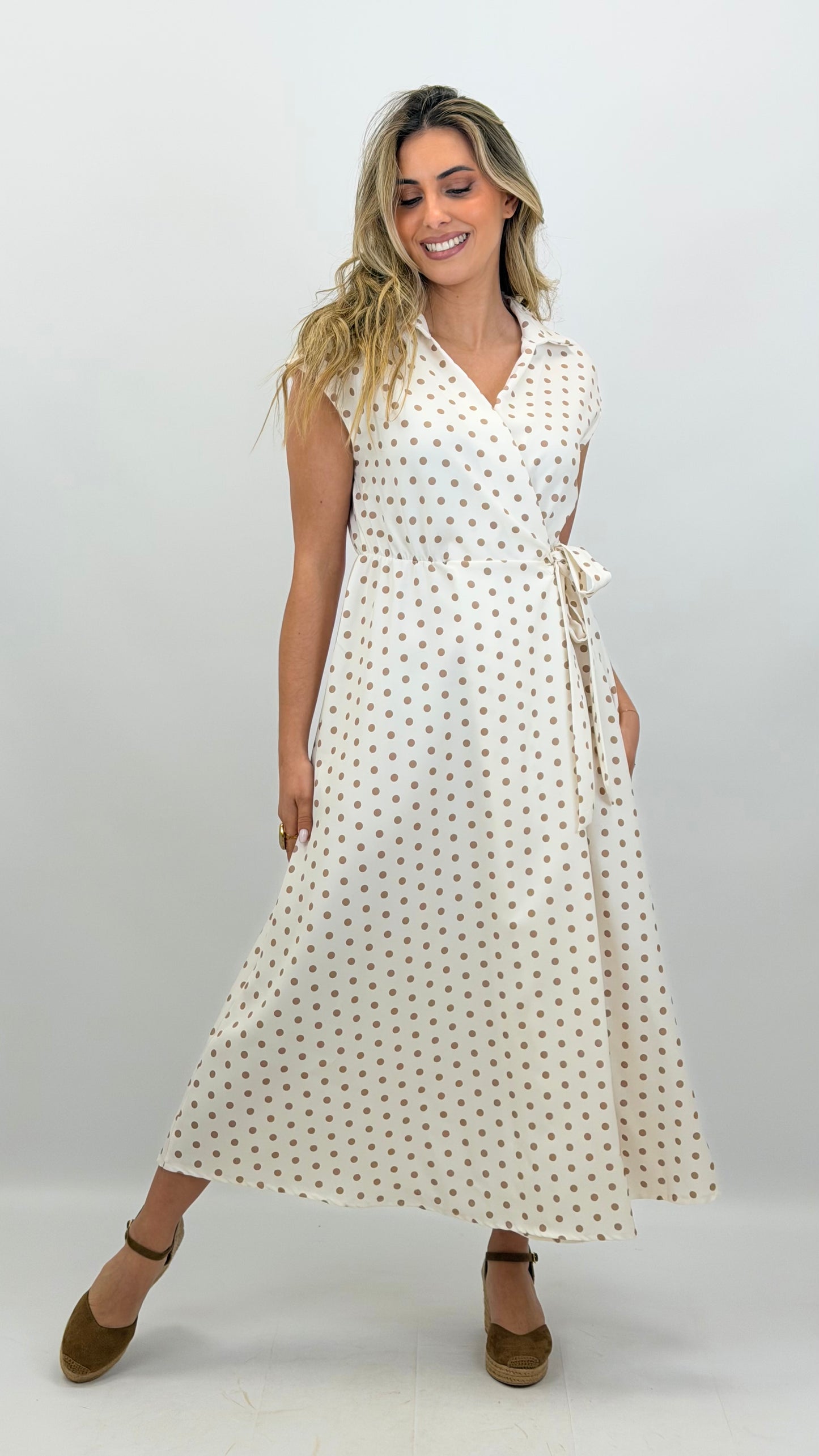 Vestido midi creme com pintinhas camel
