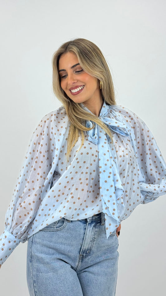 Blusa azul-bebé com pintas camel