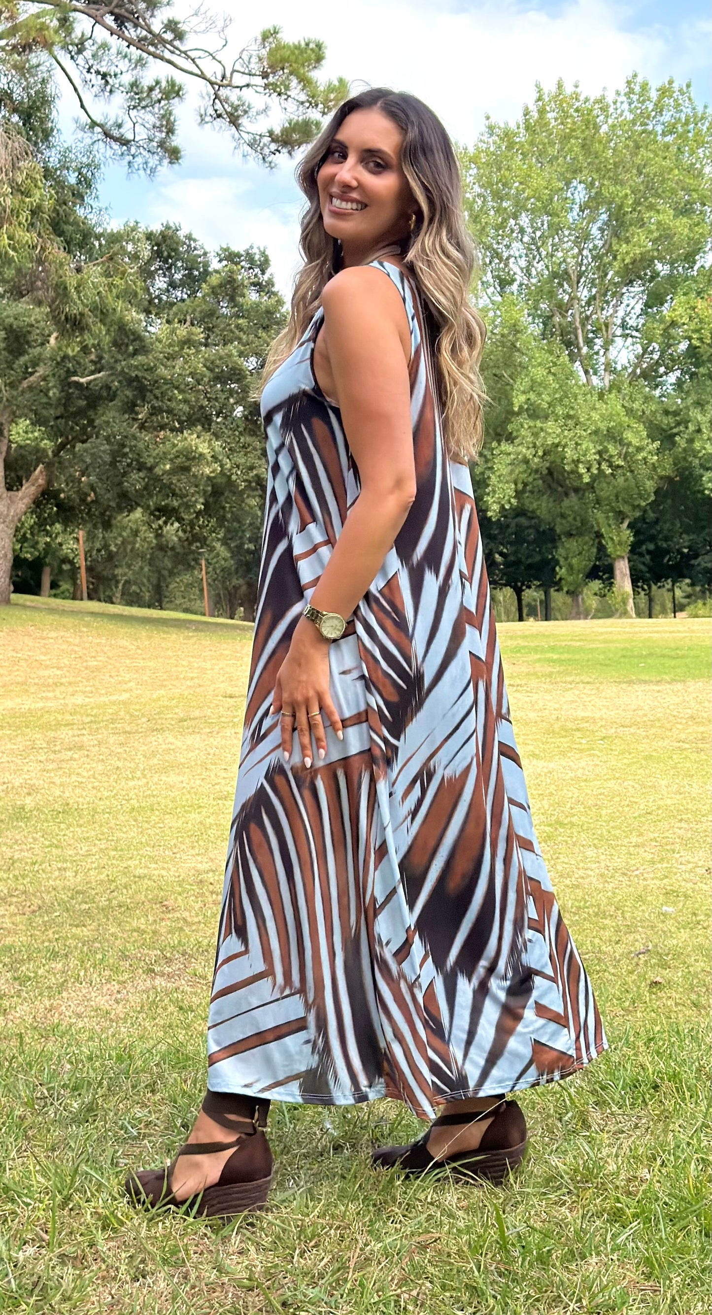 Vestido malha fria estampado tons azul e castanho