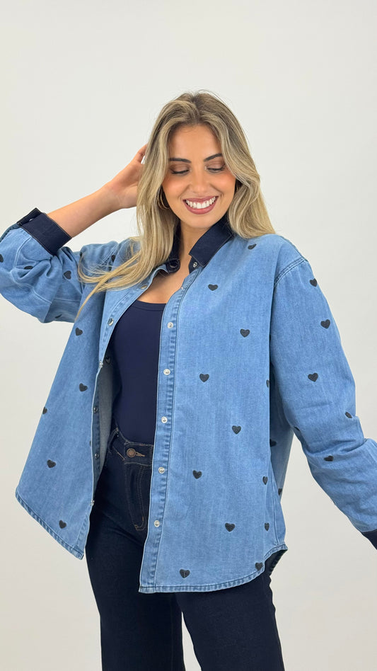 Camisa ganga com corações bordados