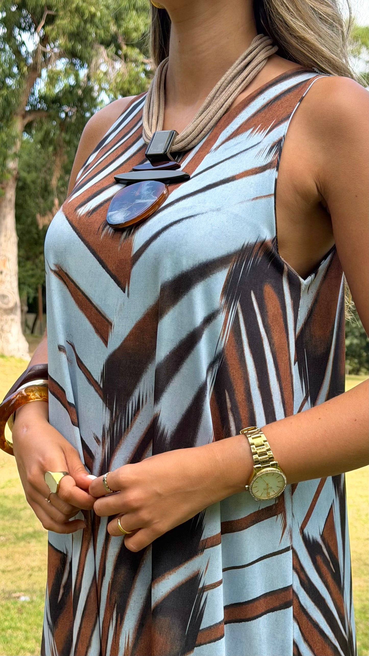 Vestido malha fria estampado tons azul e castanho