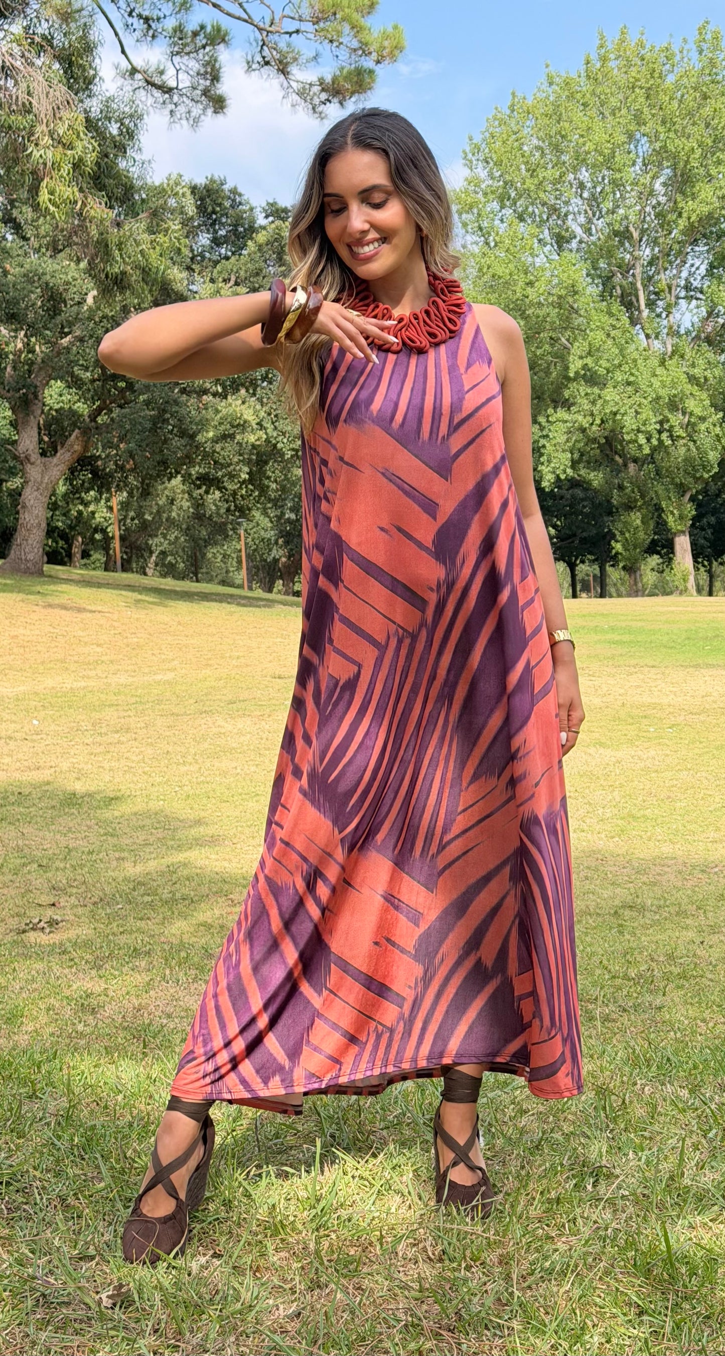 Vestido malha fria estampado tons tijolo e roxo