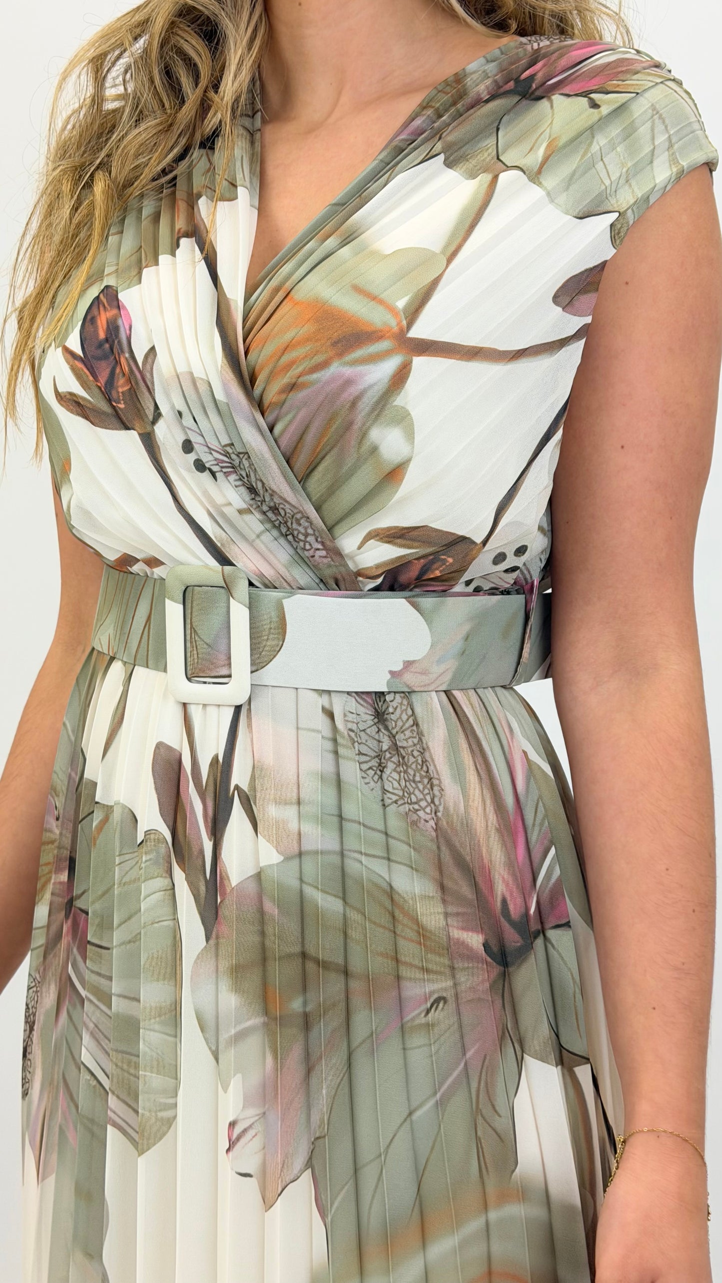 Vestido midi plissado estampado floral tons verde